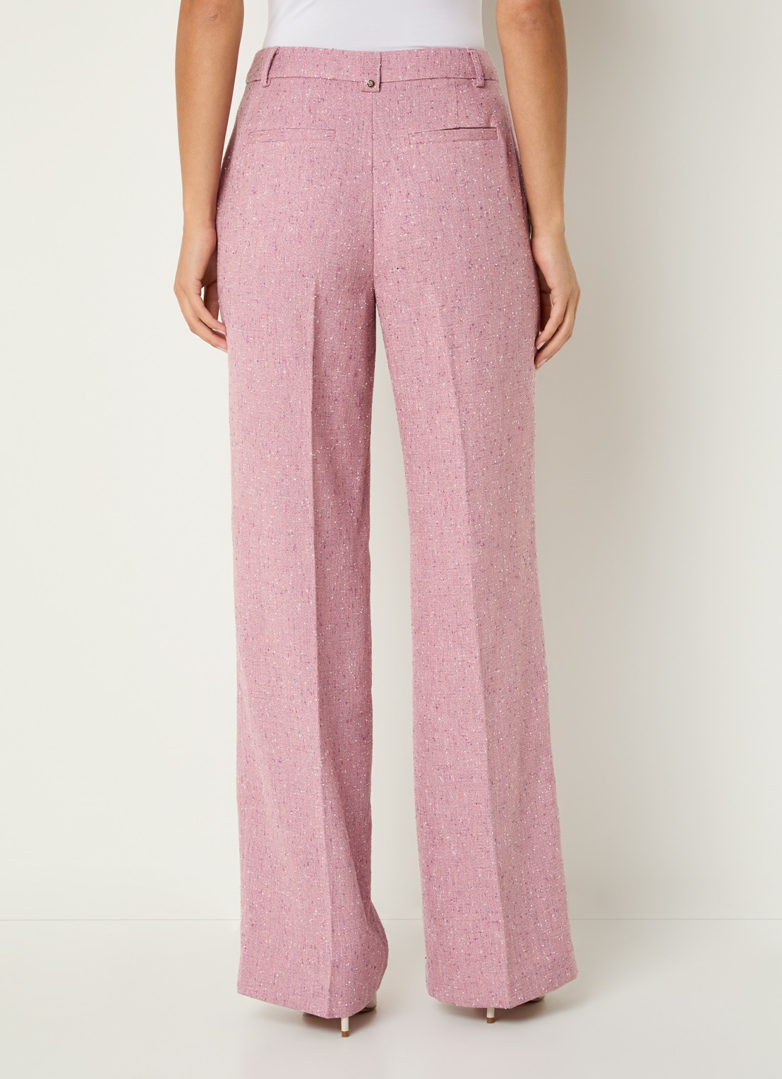 NIKKIE Reza mid waist straight fit broek met steekzakken - achterkant 3 peach skin