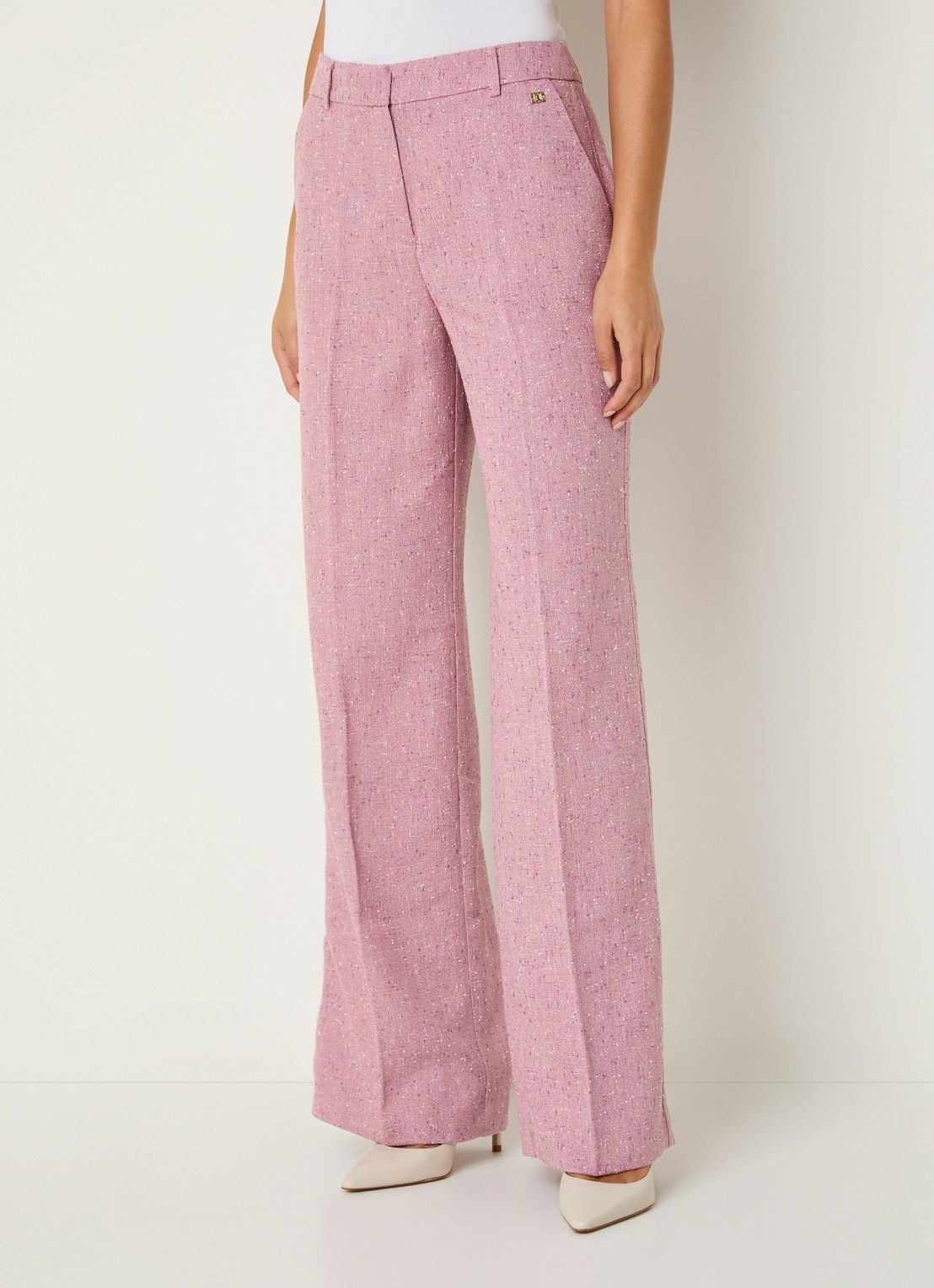NIKKIE Reza mid waist straight fit broek met steekzakken - detail 4 peach skin