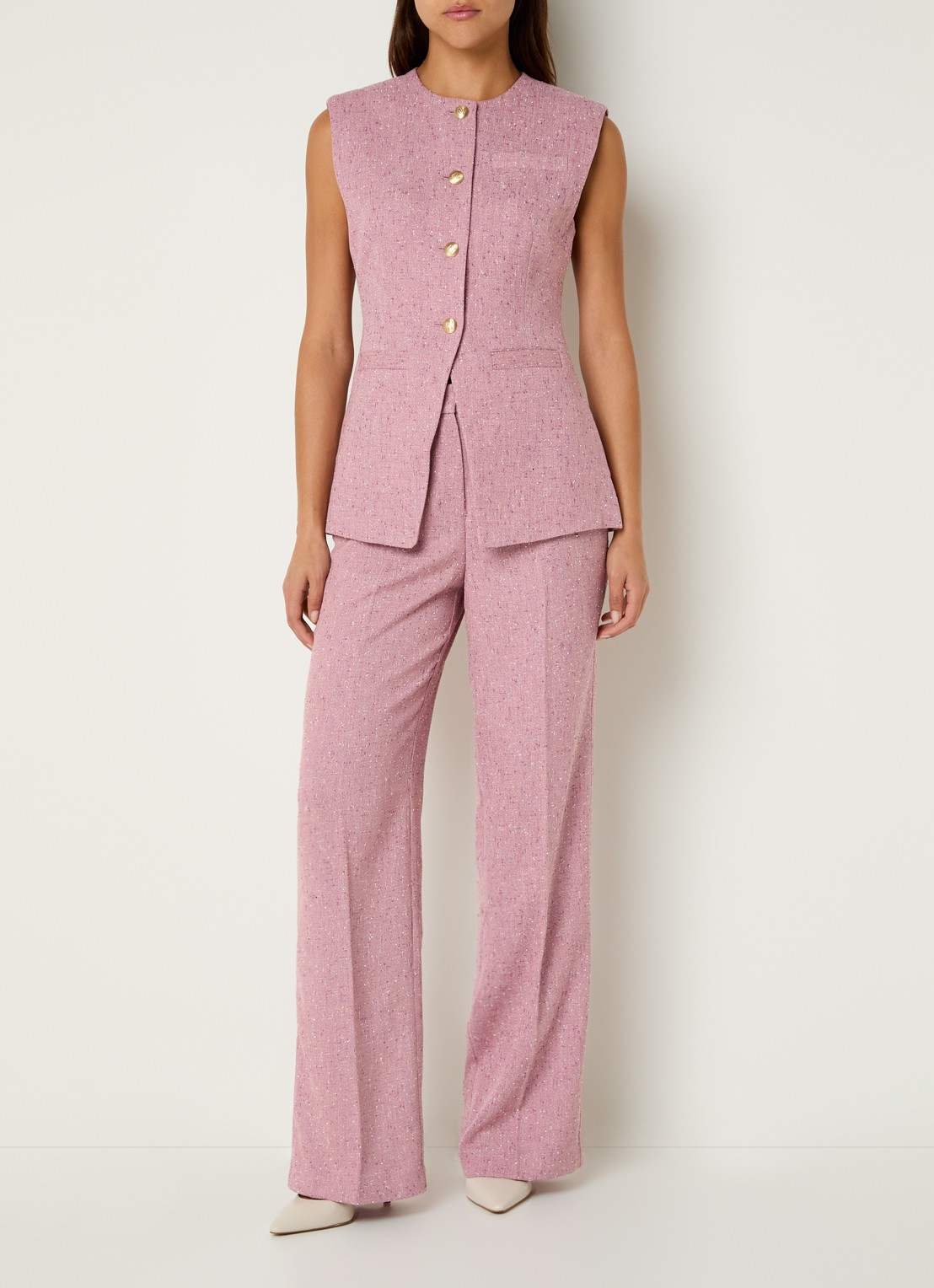 NIKKIE Reza mid waist straight fit broek met steekzakken - voorkant 2 peach skin