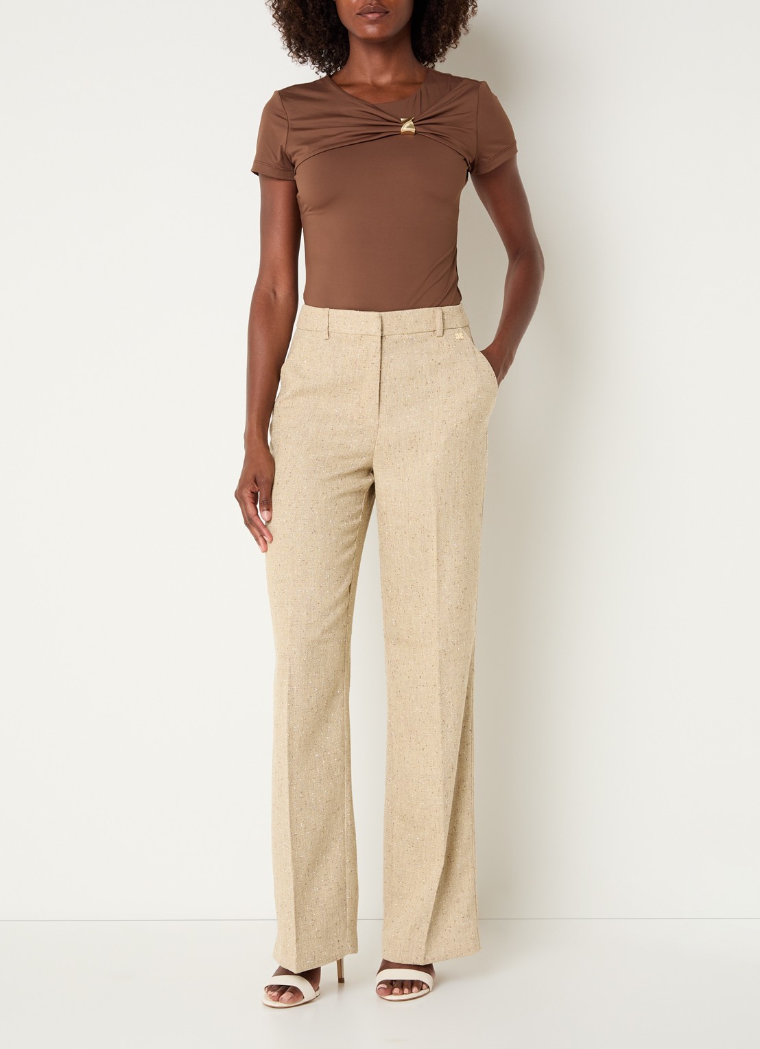 NIKKIE Reza mid waist straight fit broek met steekzakken - voorkant 3 vanillegeel