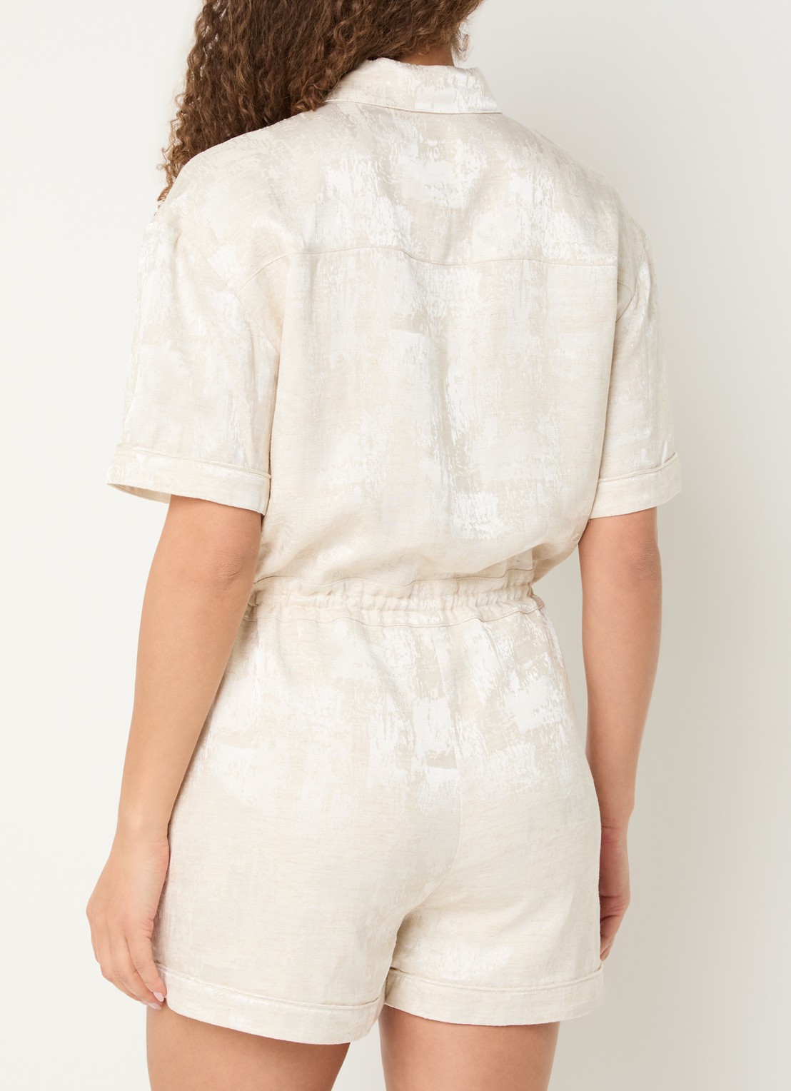 NIKKIE Rialto loose fit playsuit met jacquard dessin en strikceintuur - achterkant creme