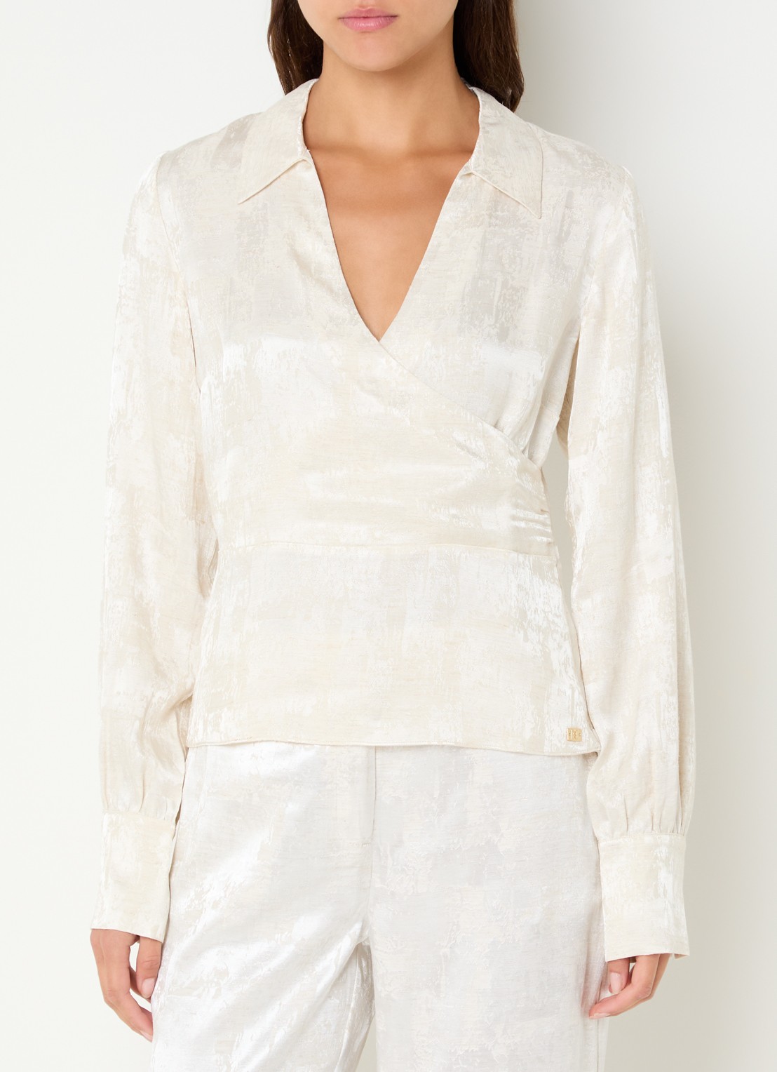 NIKKIE Rialto tuniek met V-hals - detail 2 creme