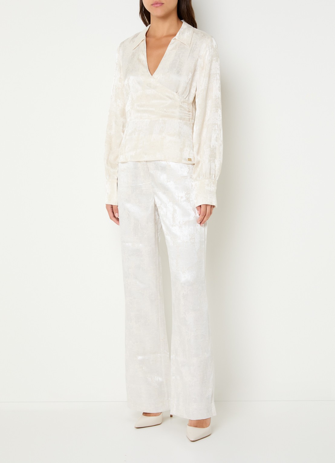 NIKKIE Rialto tuniek met V-hals - voorkant 4 creme