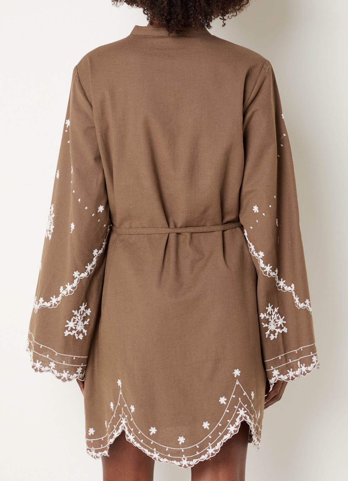NIKKIE Rianxo mini jurk in linnenblend - achterkant 2 hazelnootbruin