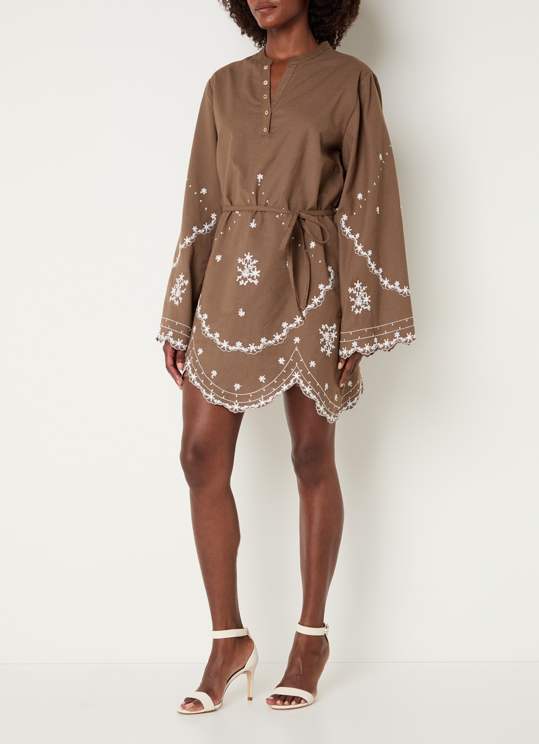 NIKKIE Rianxo mini jurk in linnenblend - voorkant 4 hazelnootbruin