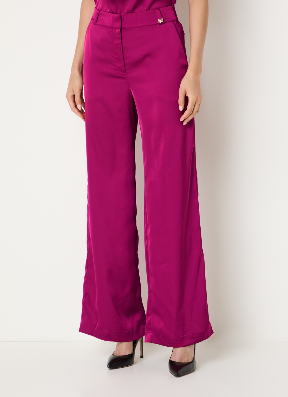 NIKKIE Ribe high waist wide fit pantalon van satijn met steekzakken - detail paars