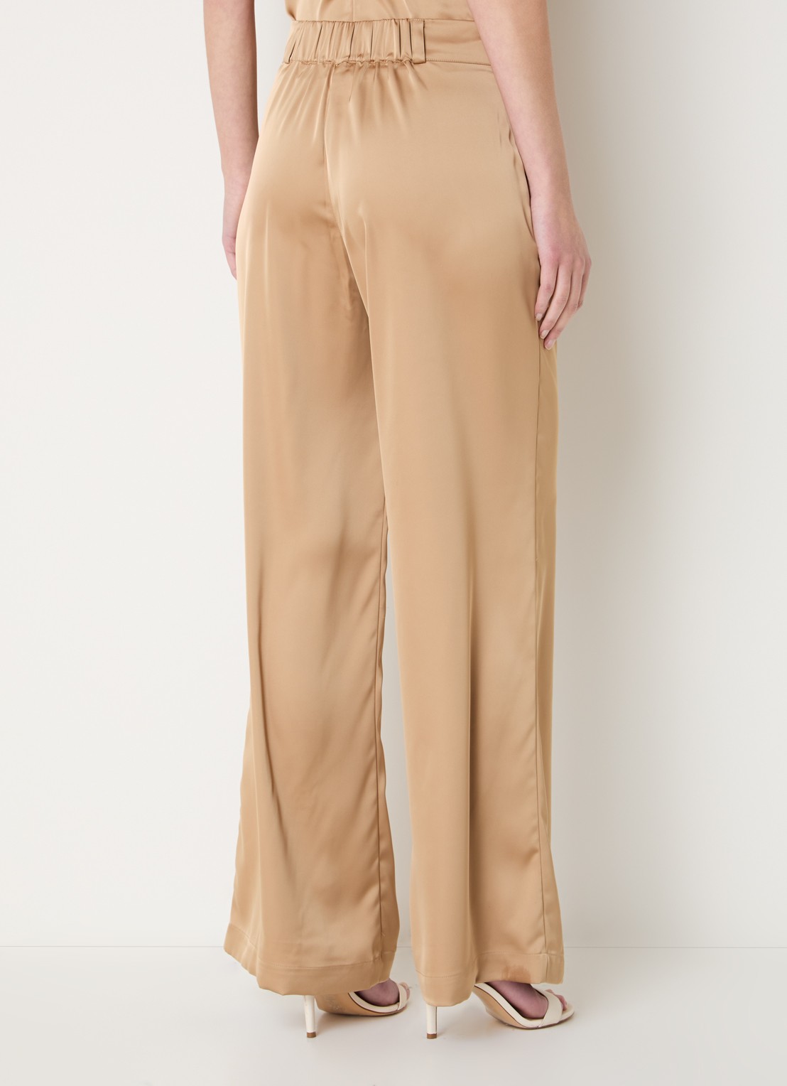 NIKKIE Ribe high waist wide fit pantalon van satijn met steekzakken - achterkant camel