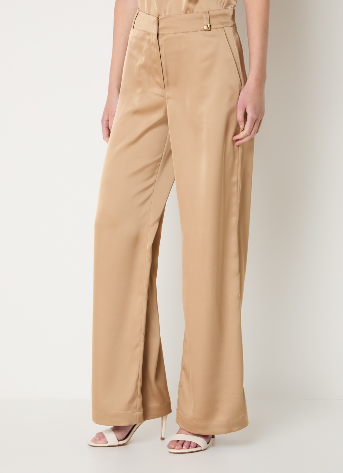 NIKKIE Ribe high waist wide fit pantalon van satijn met steekzakken - detail 4 camel