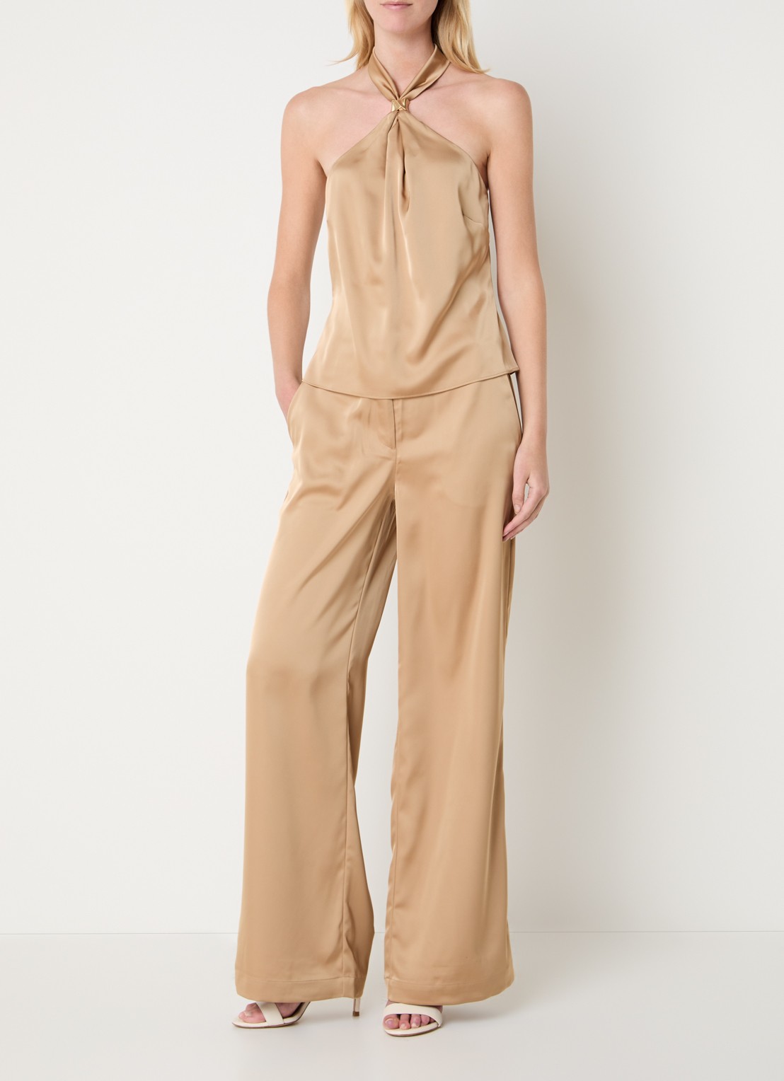 NIKKIE Ribe high waist wide fit pantalon van satijn met steekzakken - voorkant 3 camel