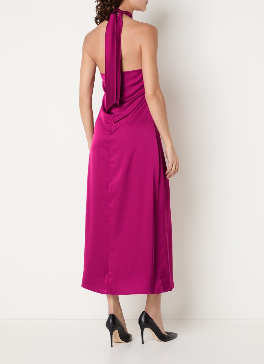 NIKKIE Ribe midi halter jurk van satijn  - achterkant 3 paars