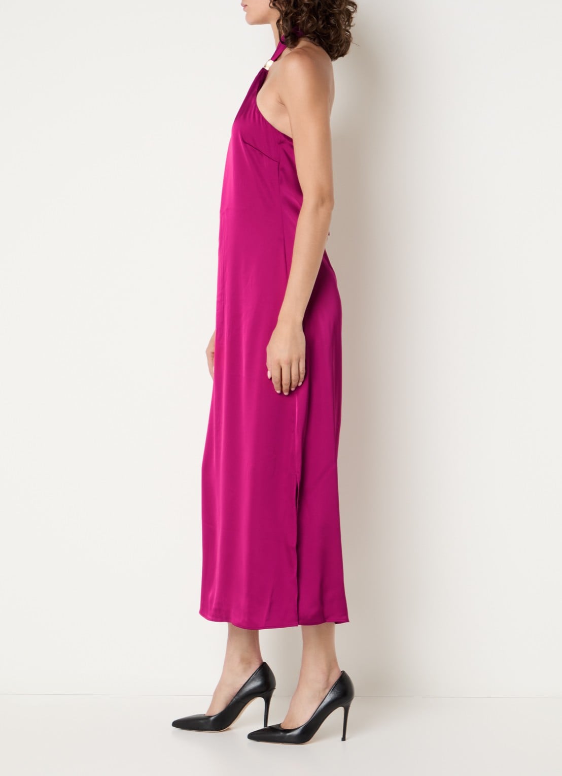 NIKKIE Ribe midi halter jurk van satijn  - voorkant 2 paars