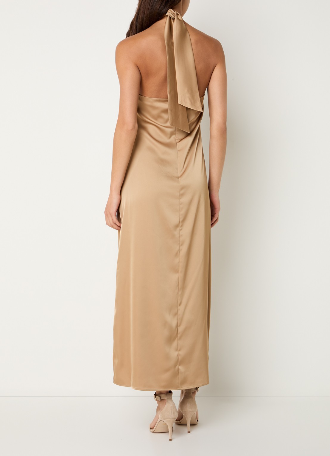 NIKKIE Ribe midi halter jurk van satijn  - voorkant 3 zand