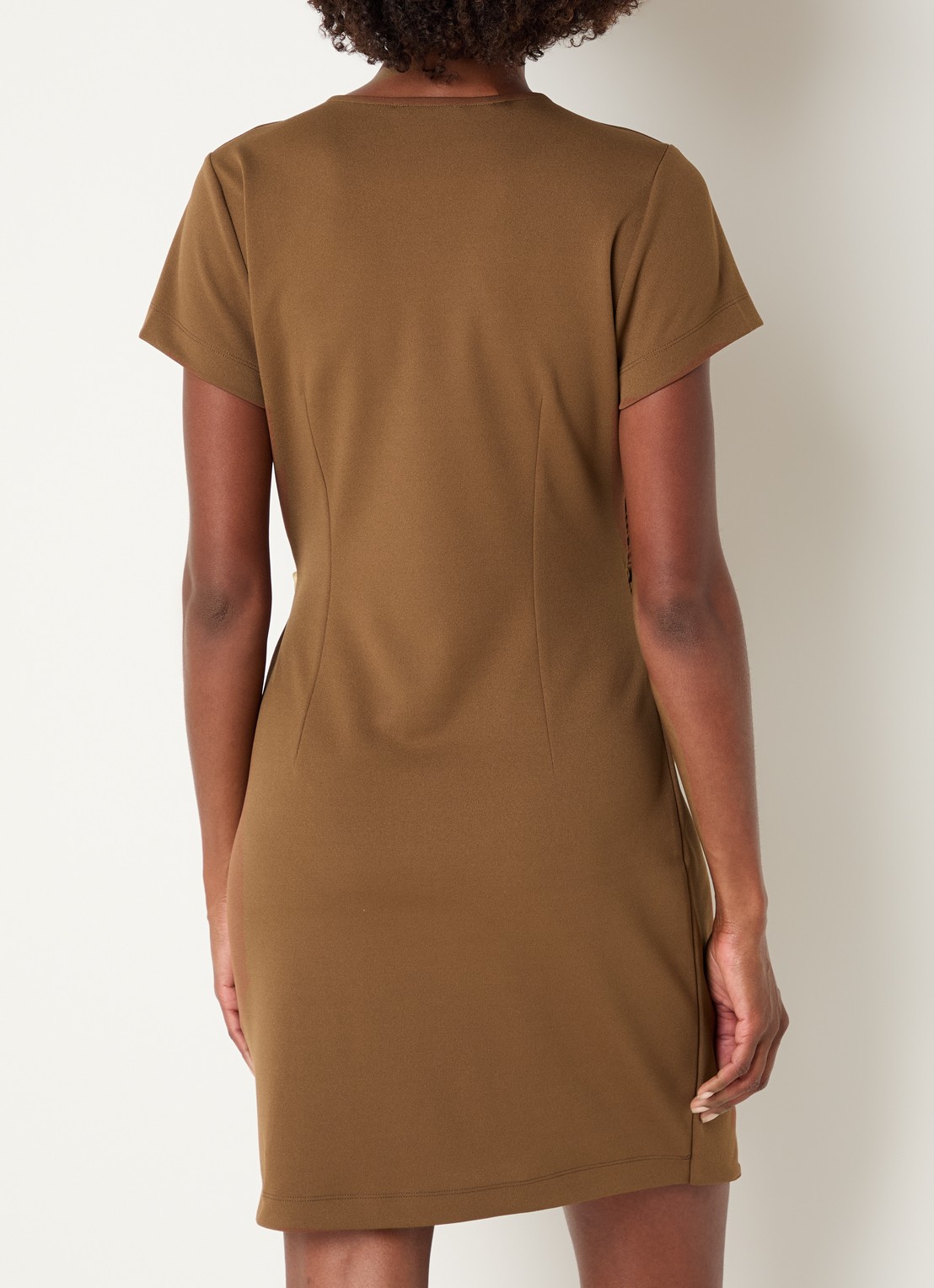 NIKKIE Rimini mini jurk met V-hals - achterkant cognac