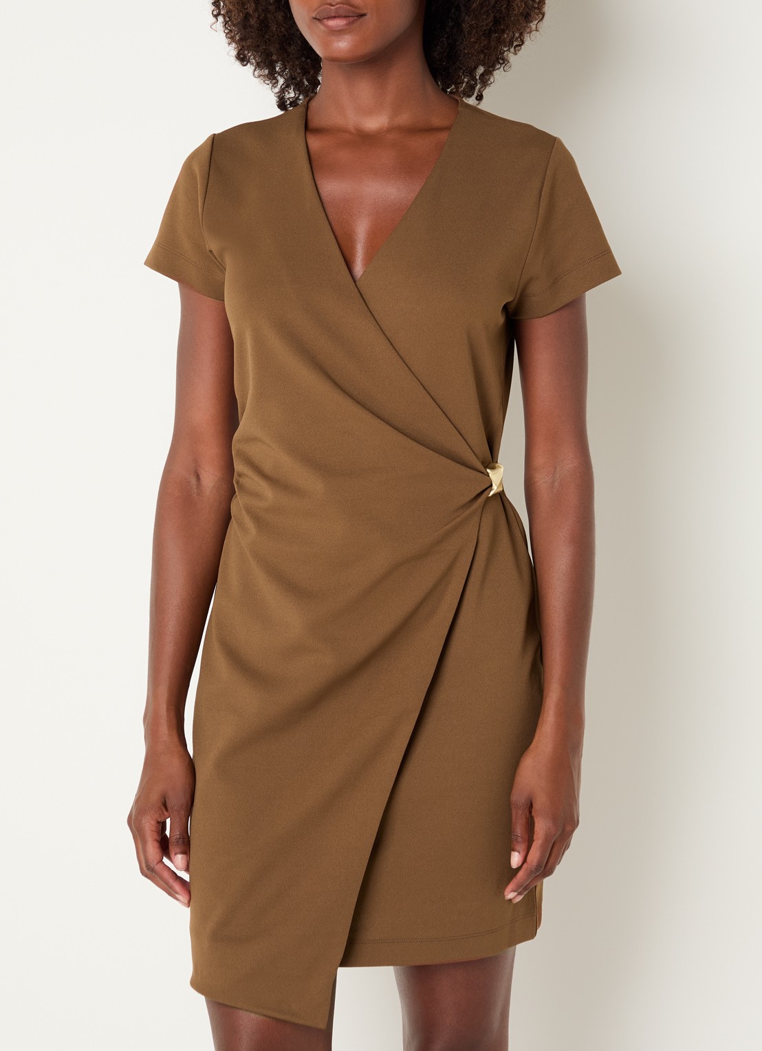 NIKKIE Rimini mini jurk met V-hals - detail 2 cognac