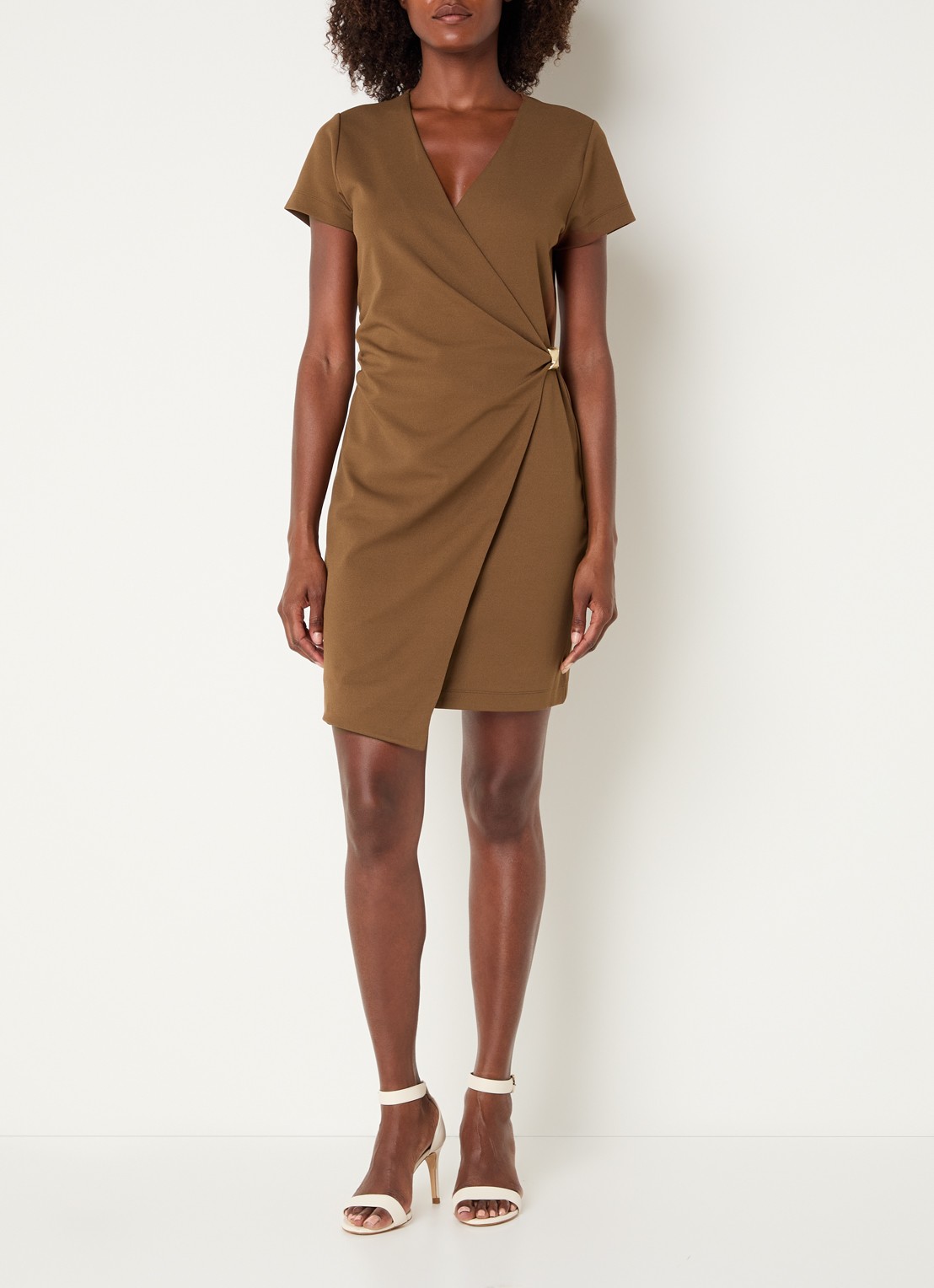NIKKIE Rimini mini jurk met V-hals - voorkant 4 cognac