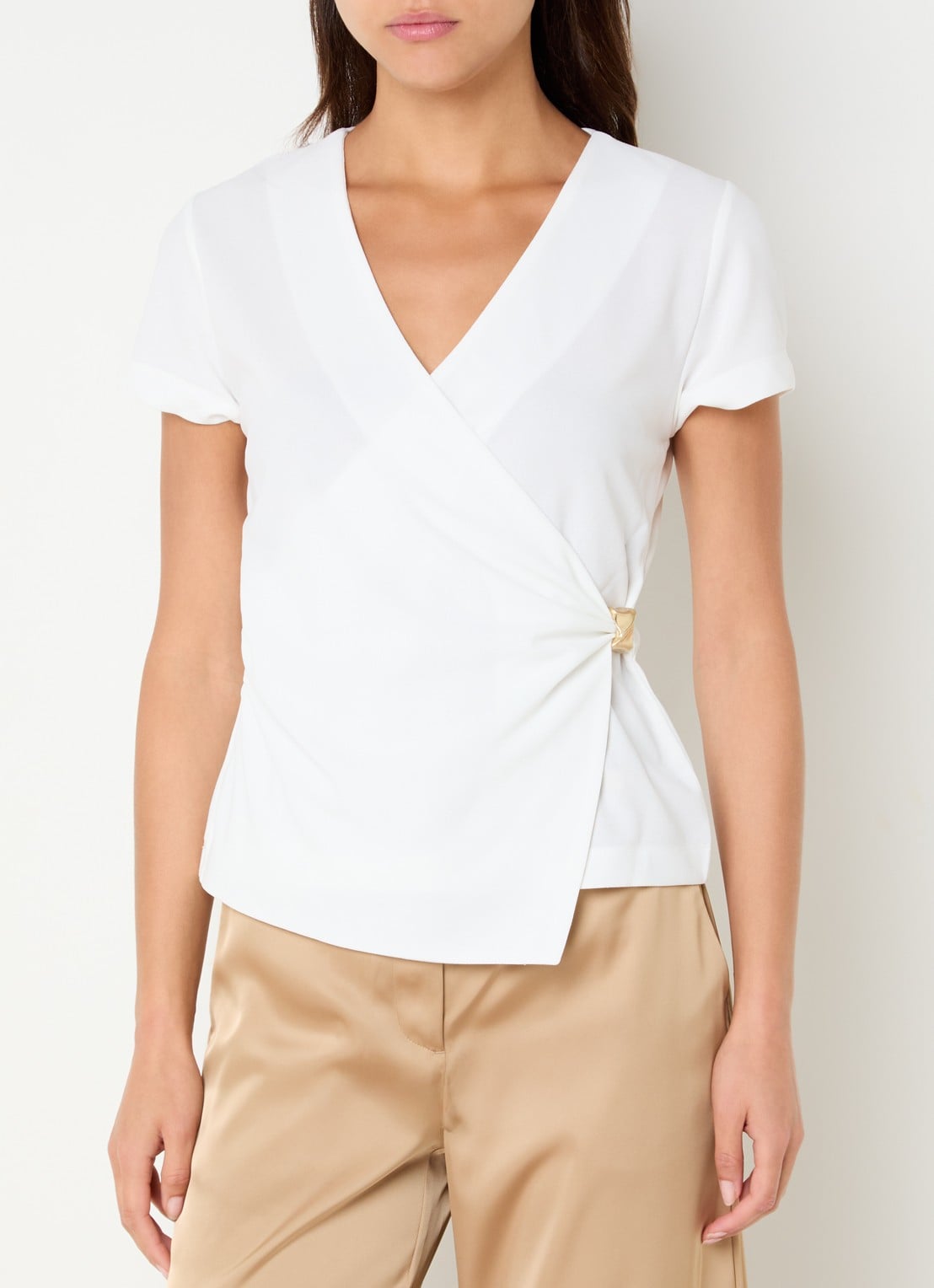 NIKKIE Rimini top met V-hals - detail 3 gebroken wit