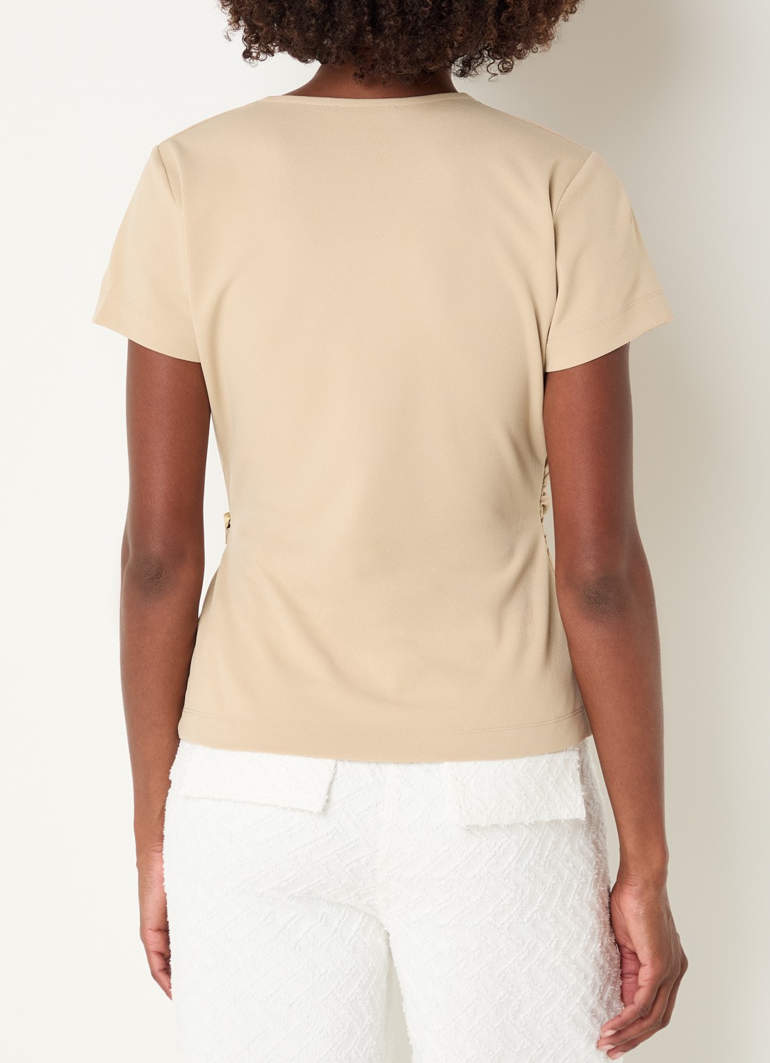 NIKKIE Rimini top met V-hals - achterkant 4 creme