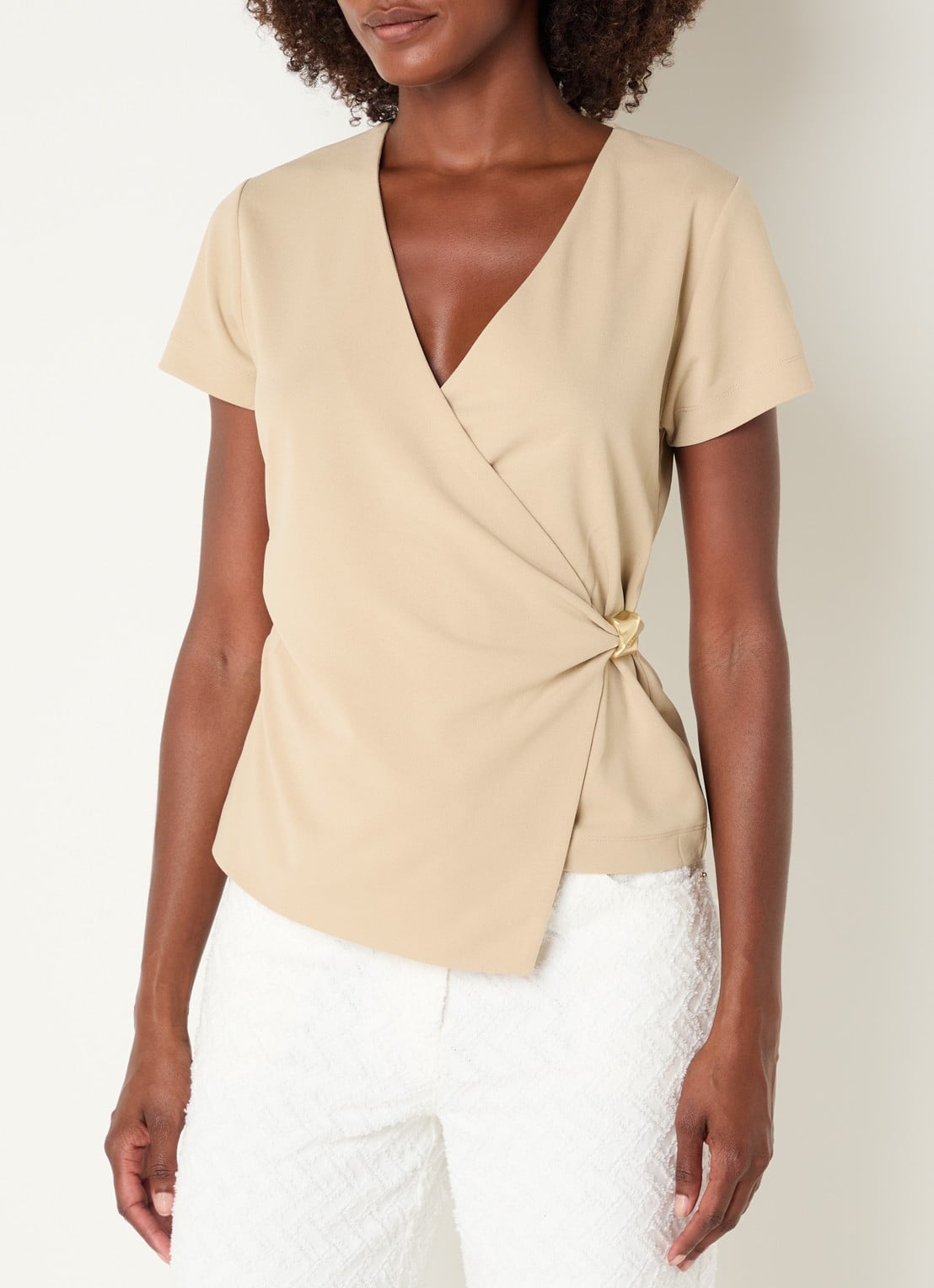 NIKKIE Rimini top met V-hals - detail creme