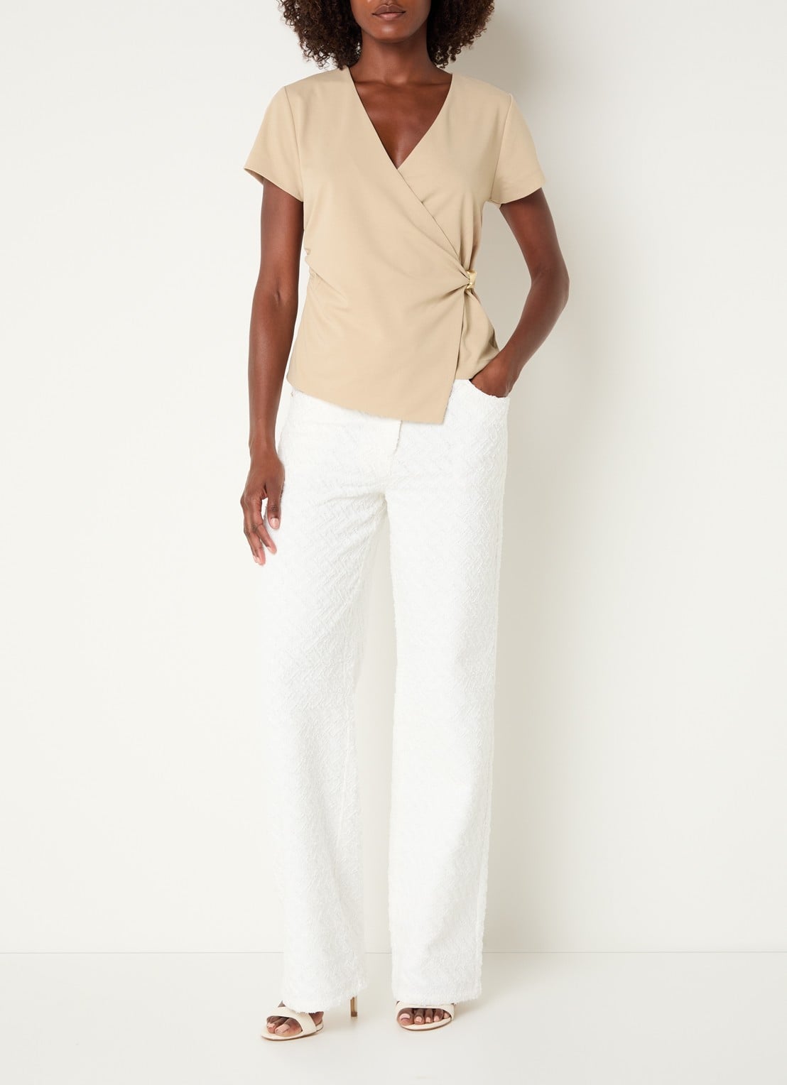 NIKKIE Rimini top met V-hals - voorkant 3 creme