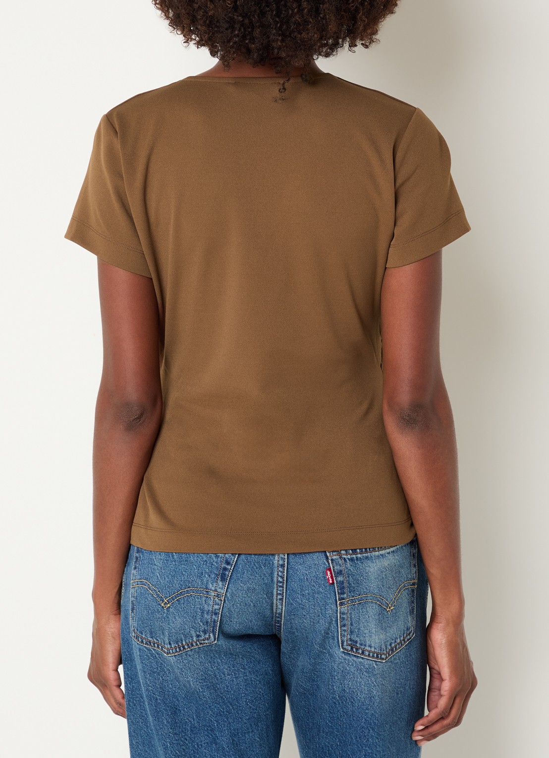 NIKKIE Rimini top met V-hals - achterkant 2 cognac