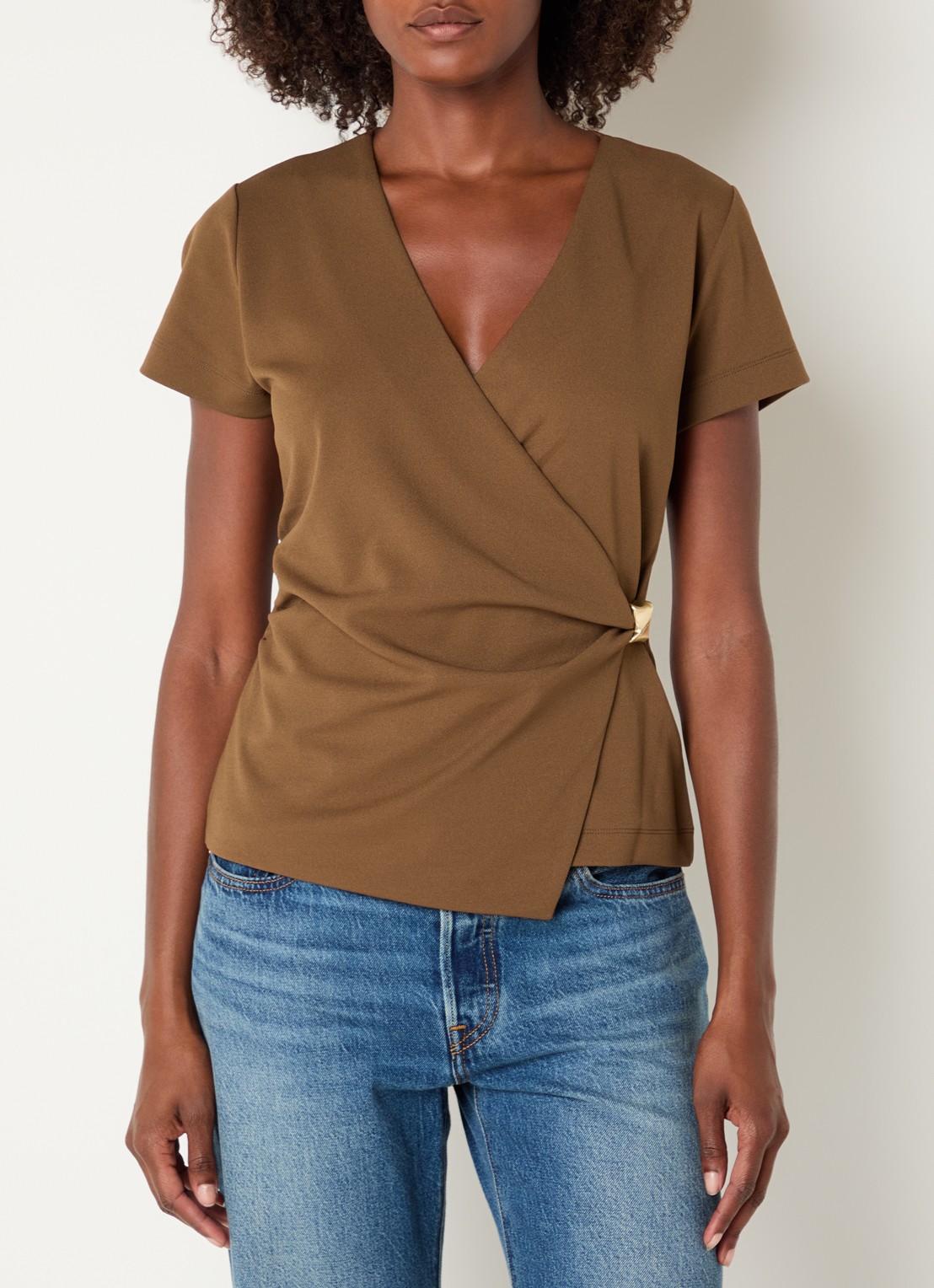 NIKKIE Rimini top met V-hals - detail cognac
