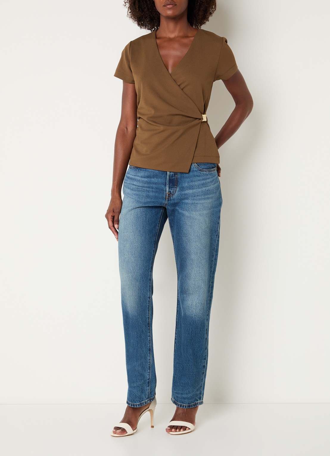 NIKKIE Rimini top met V-hals - voorkant 4 cognac