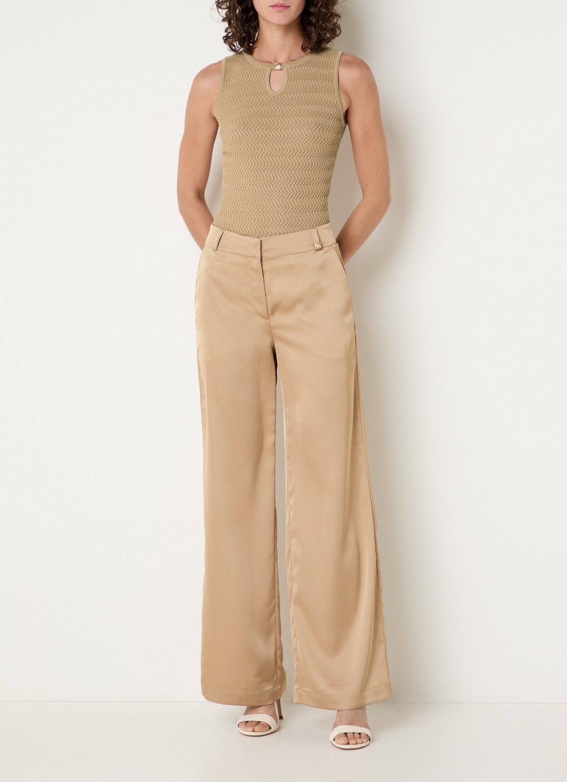 NIKKIE Riom top met structuur - voorkant 3 camel