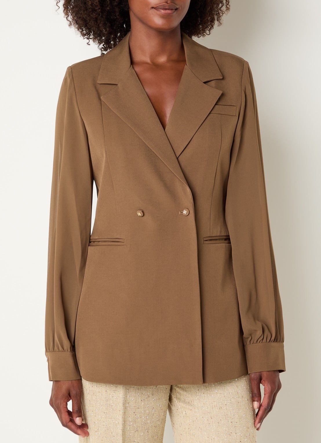 NIKKIE Rioverde blazer met paspelzakken - detail 4 hazelnootbruin