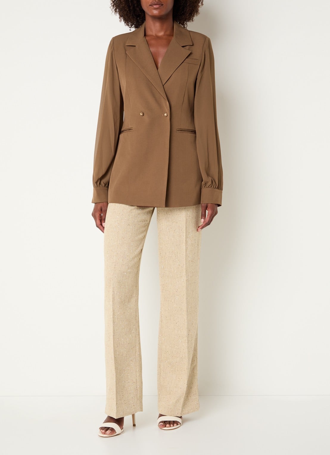 NIKKIE Rioverde blazer met paspelzakken - voorkant 2 hazelnootbruin