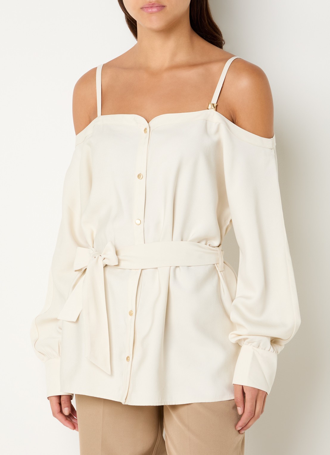 NIKKIE Riva blouse met strikceintuur - detail 4 creme