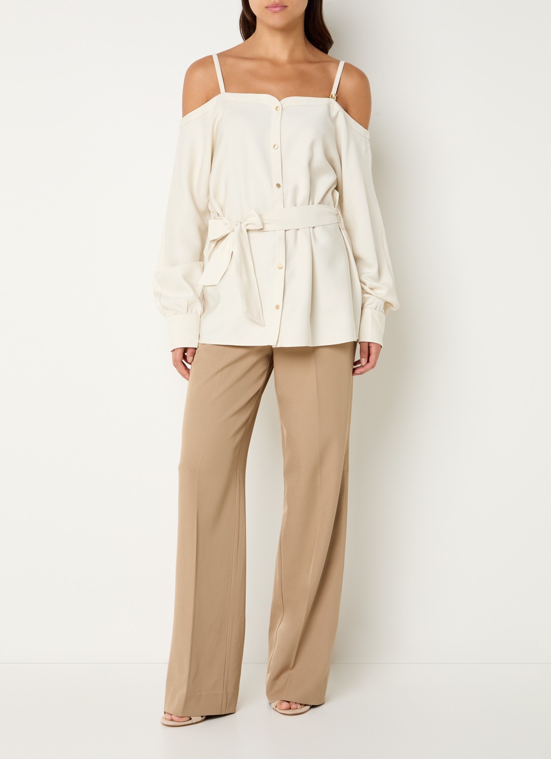 NIKKIE Riva blouse met strikceintuur - voorkant 2 creme