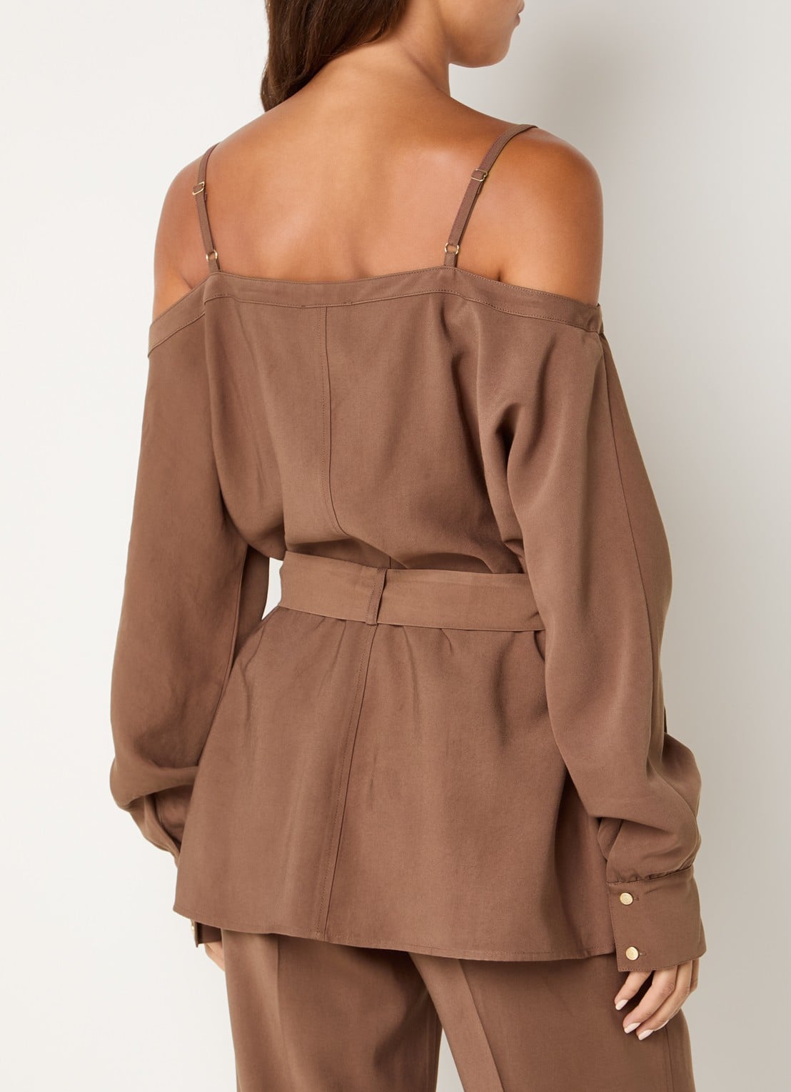 NIKKIE Riva blouse met strikceintuur - achterkant 2 bruin