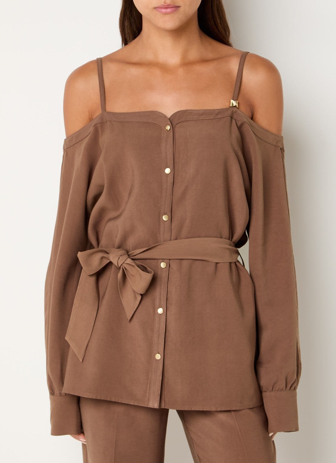 NIKKIE Riva blouse met strikceintuur - detail bruin