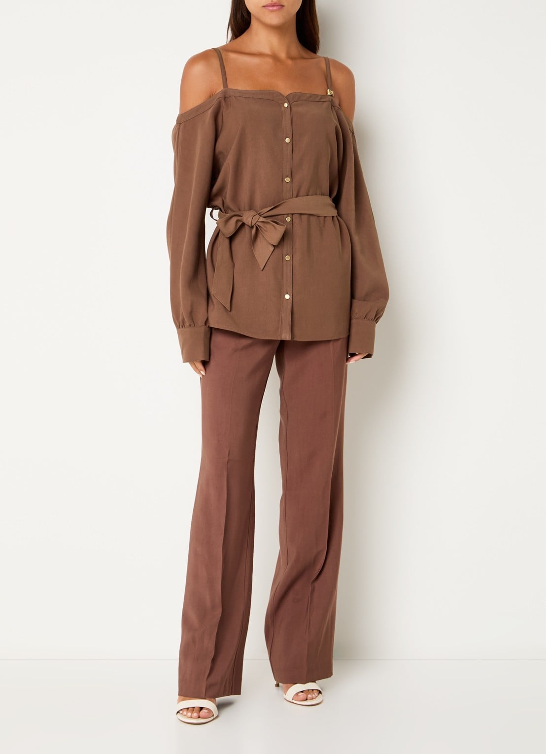 NIKKIE Riva blouse met strikceintuur - voorkant 4 bruin