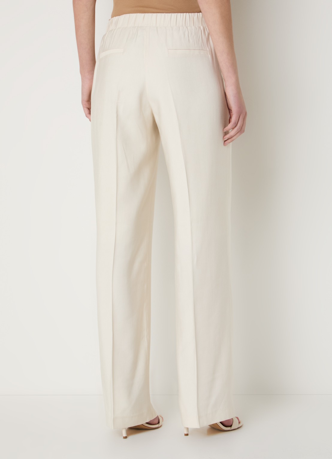 NIKKIE Riva mid waist straight fit pantalon met persplooi en steekzakken - achterkant 4 creme