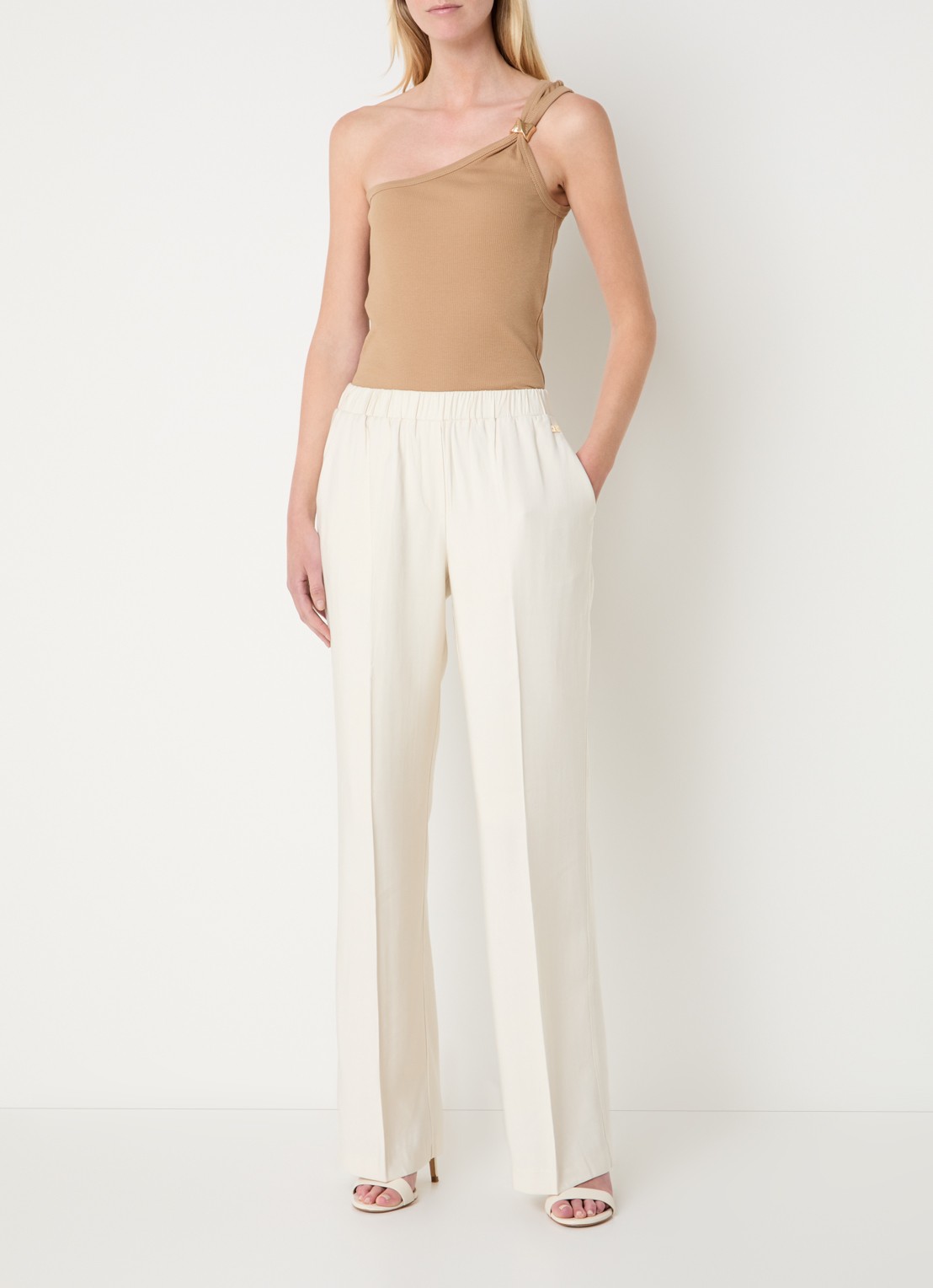 NIKKIE Riva mid waist straight fit pantalon met persplooi en steekzakken - voorkant 2 creme