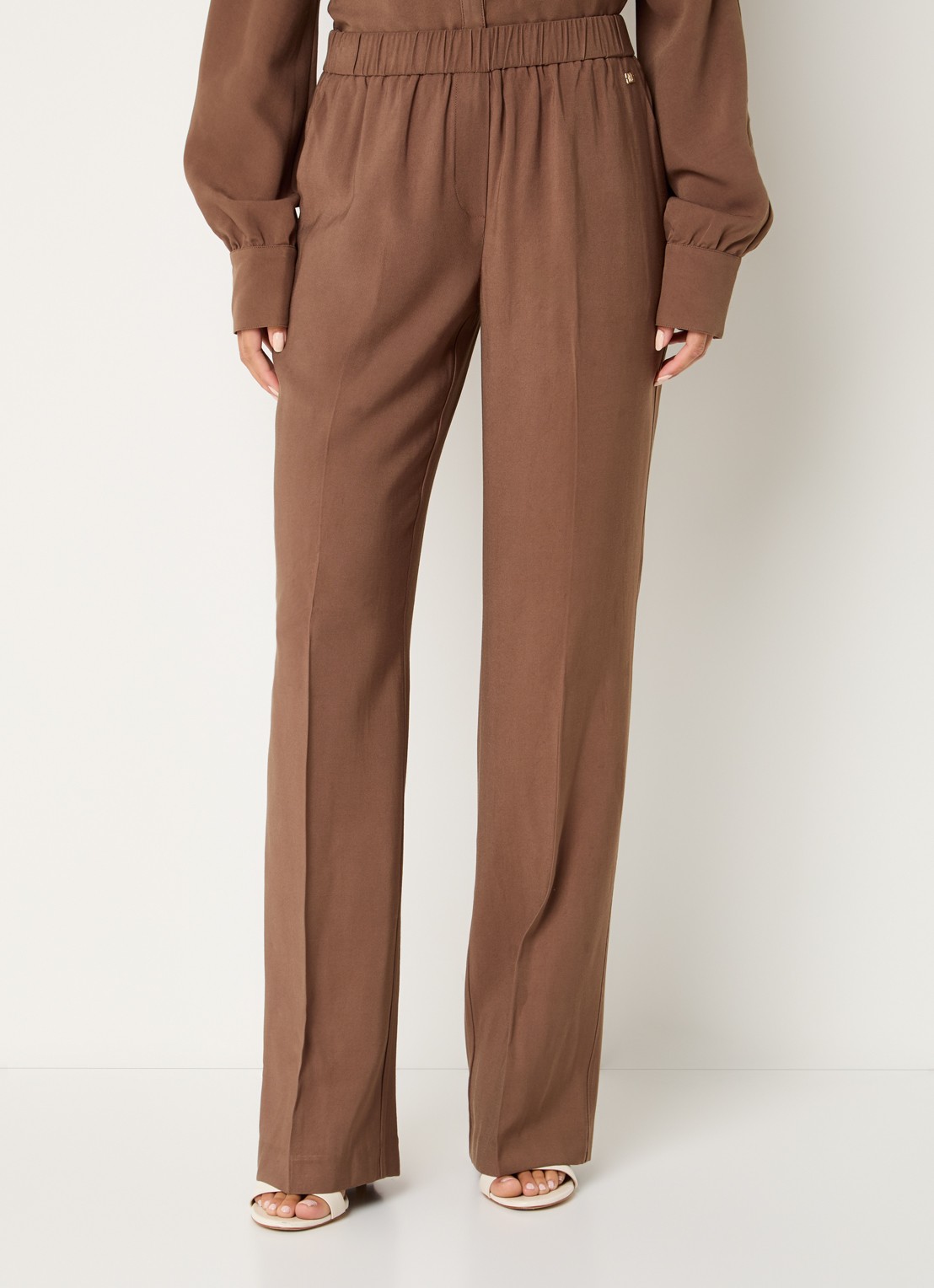 NIKKIE Riva mid waist straight fit pantalon met persplooi en steekzakken - detail 4 bruin