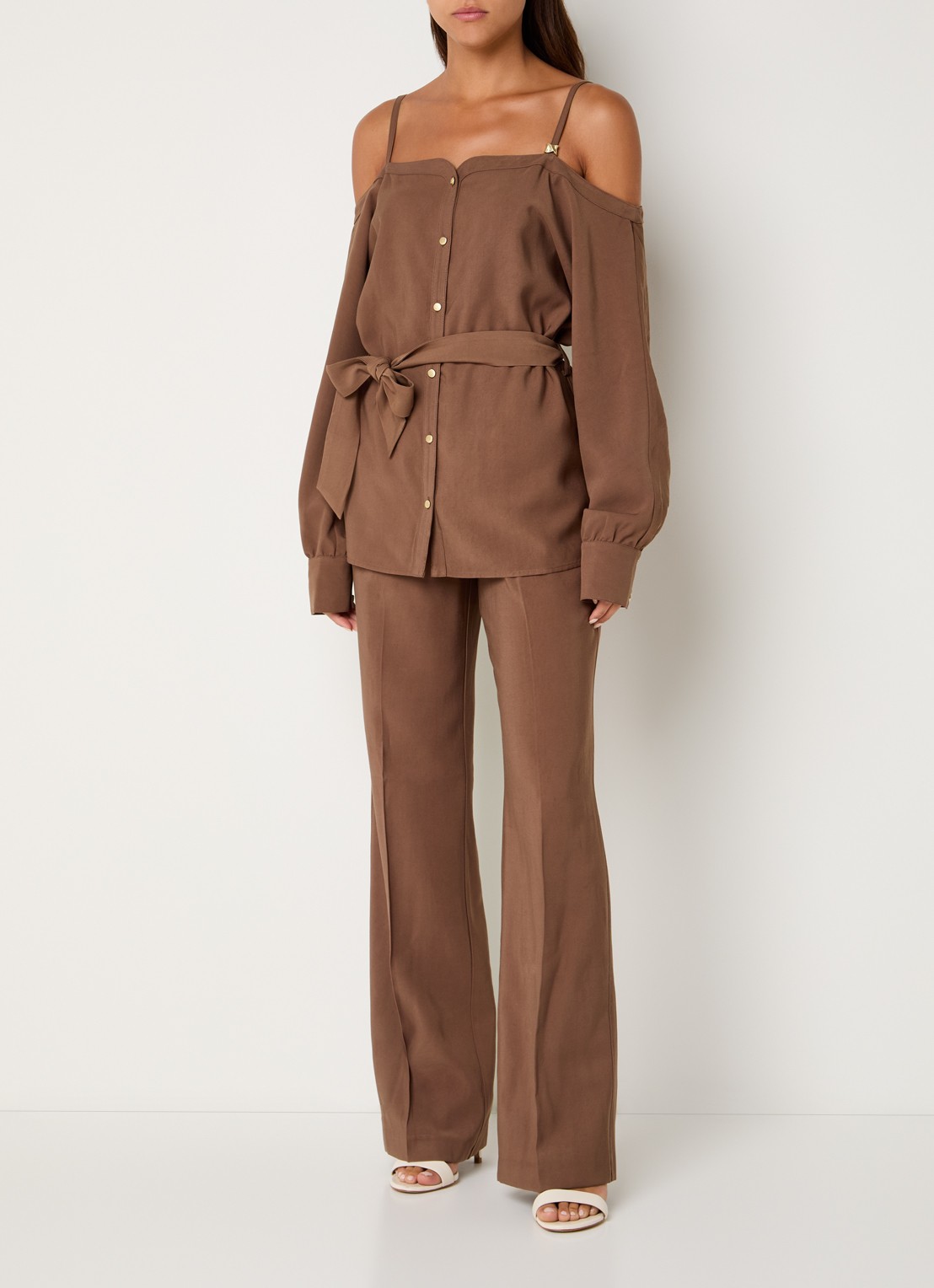 NIKKIE Riva mid waist straight fit pantalon met persplooi en steekzakken - voorkant 3 bruin