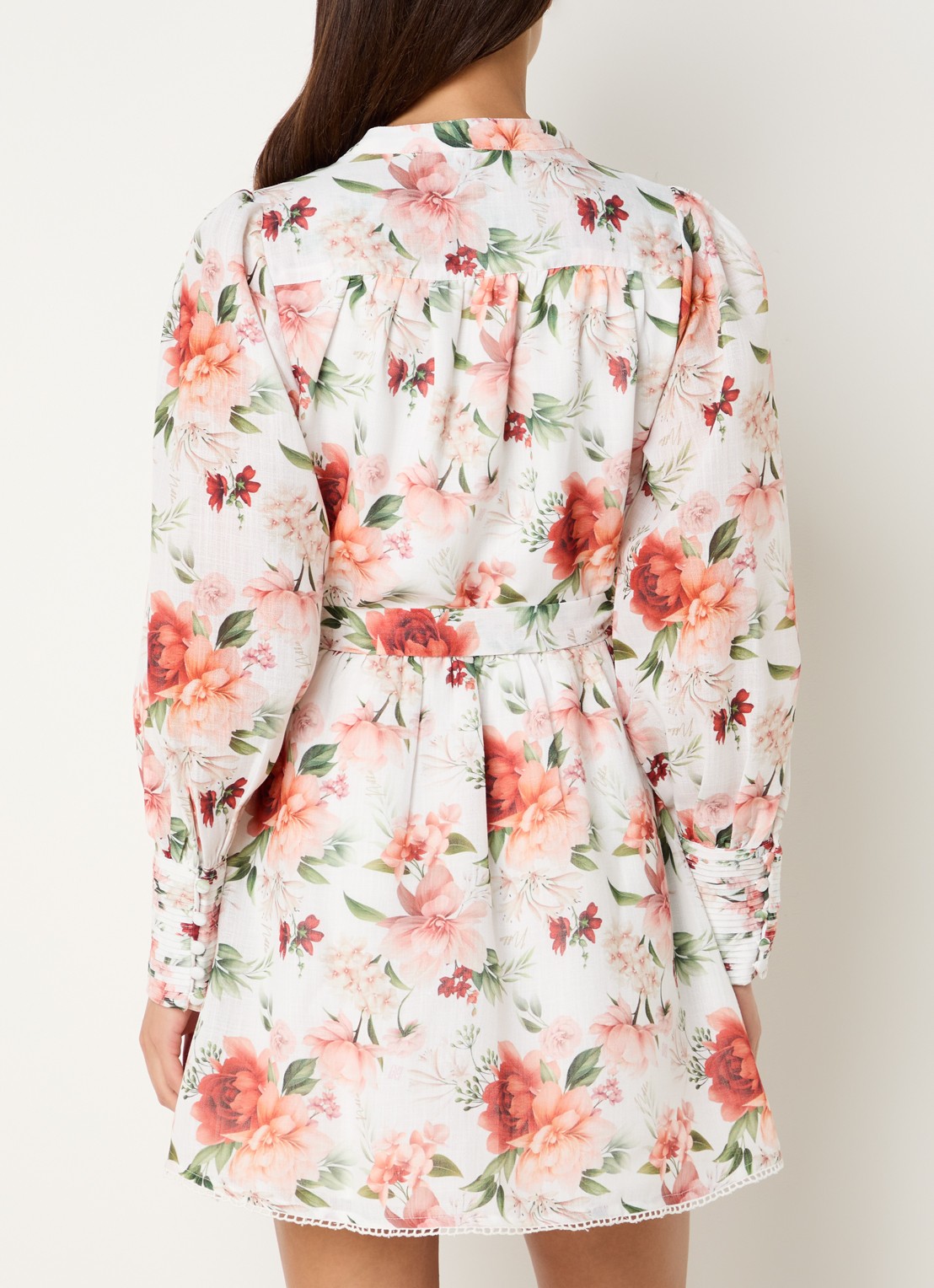 NIKKIE Riverview mini wikkel jurk met bloemenprint en strikceintuur - achterkant 4 wit