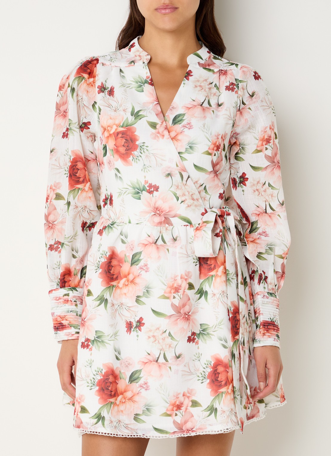NIKKIE Riverview mini wikkel jurk met bloemenprint en strikceintuur - detail 3 wit