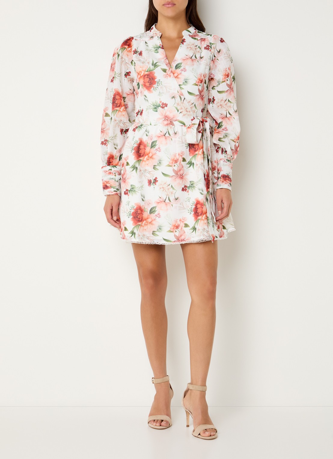 NIKKIE Riverview mini wikkel jurk met bloemenprint en strikceintuur - voorkant 2 wit