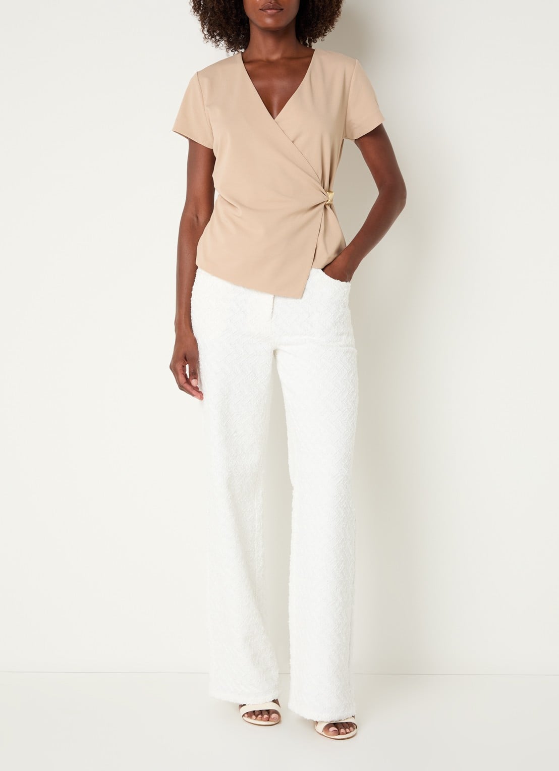 NIKKIE Rosetta mid waist straight leg jeans met gekleurde wassing - voorkant 5 wit