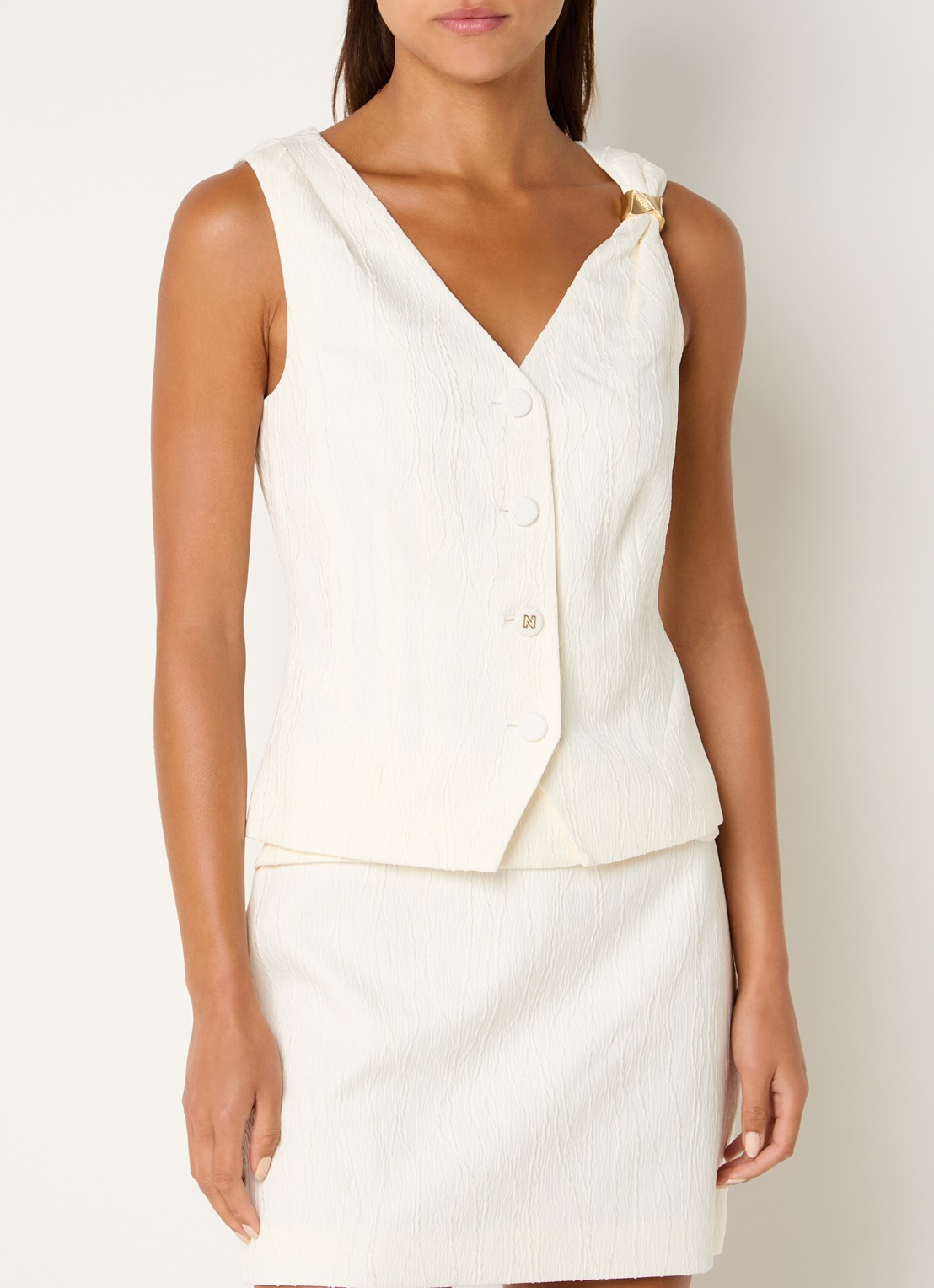 NIKKIE Roseville gilet met V-hals - detail gebroken wit