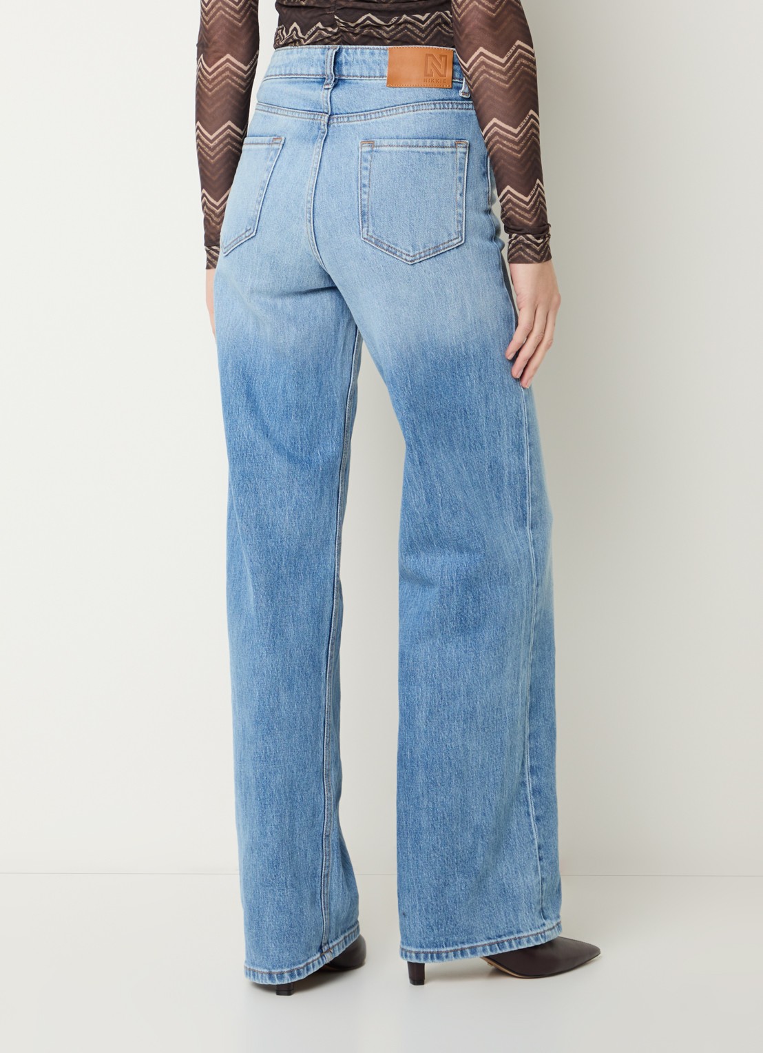 NIKKIE Rubis high waist straight leg jeans met lichte wassing - achterkant 3 indigo