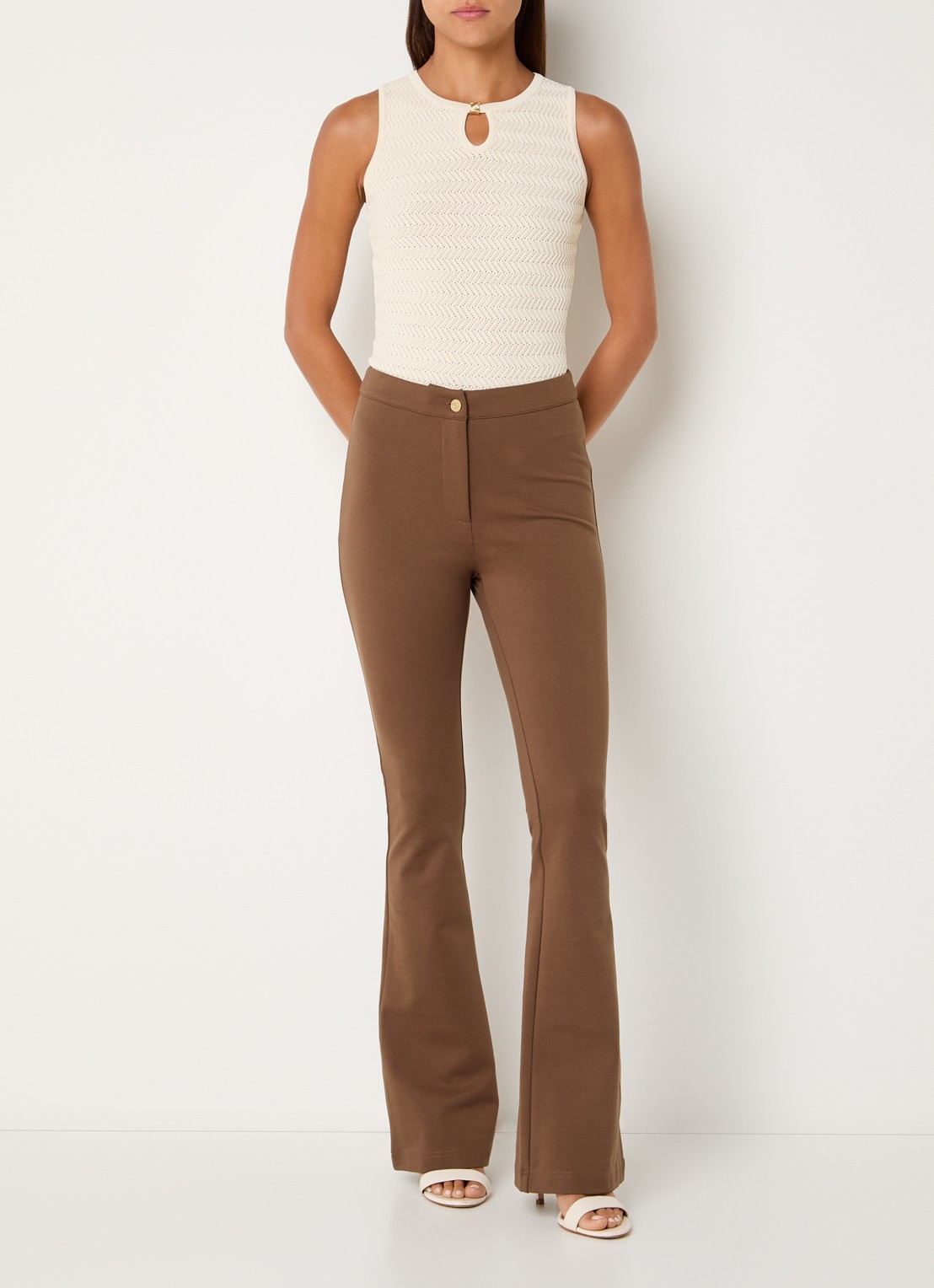NIKKIE Ruvato high waist flared fit pantalon met stretch - voorkant 3 bruin
