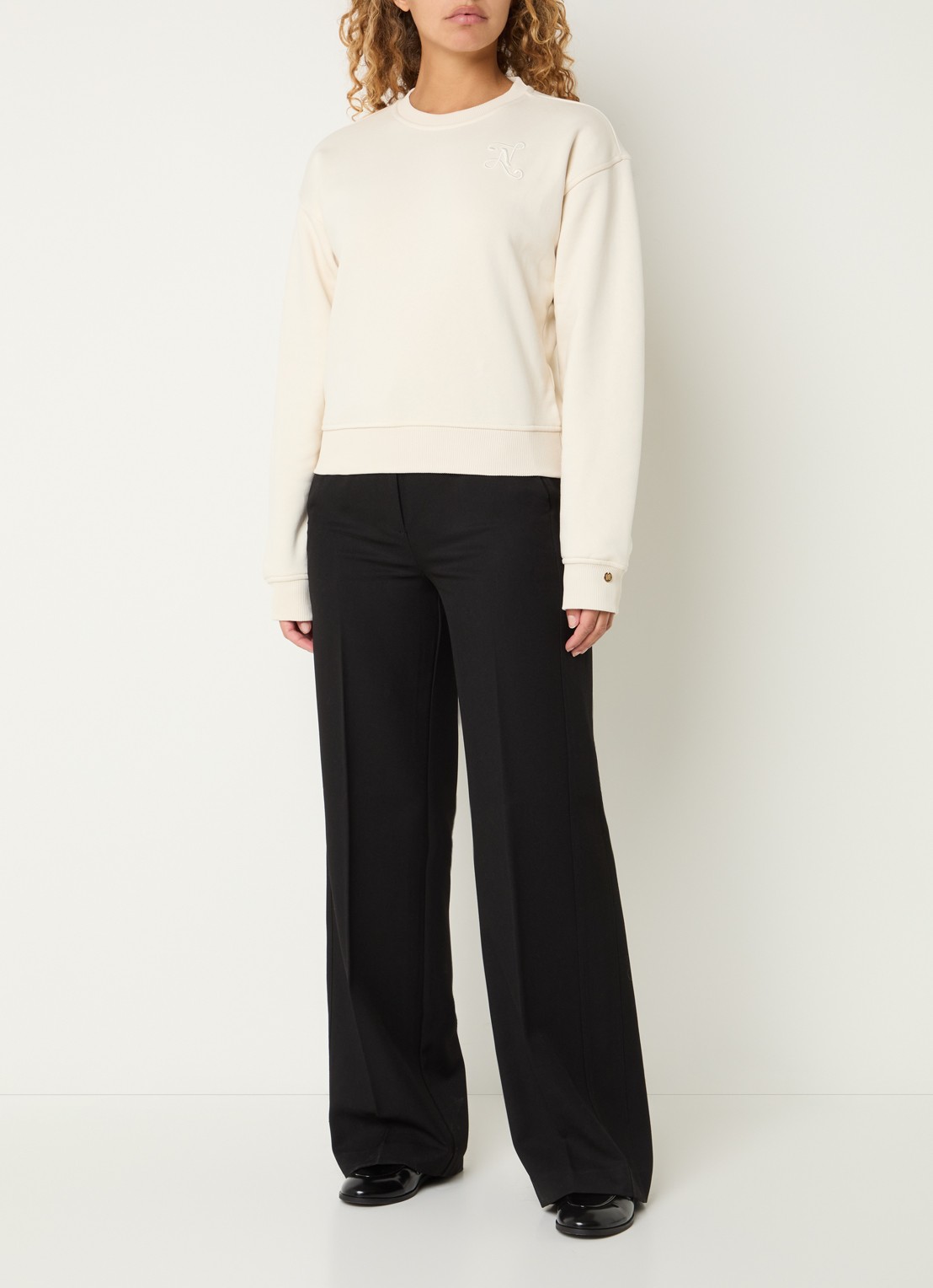 NIKKIE Swirl sweater met logoborduring - voorkant 4 creme