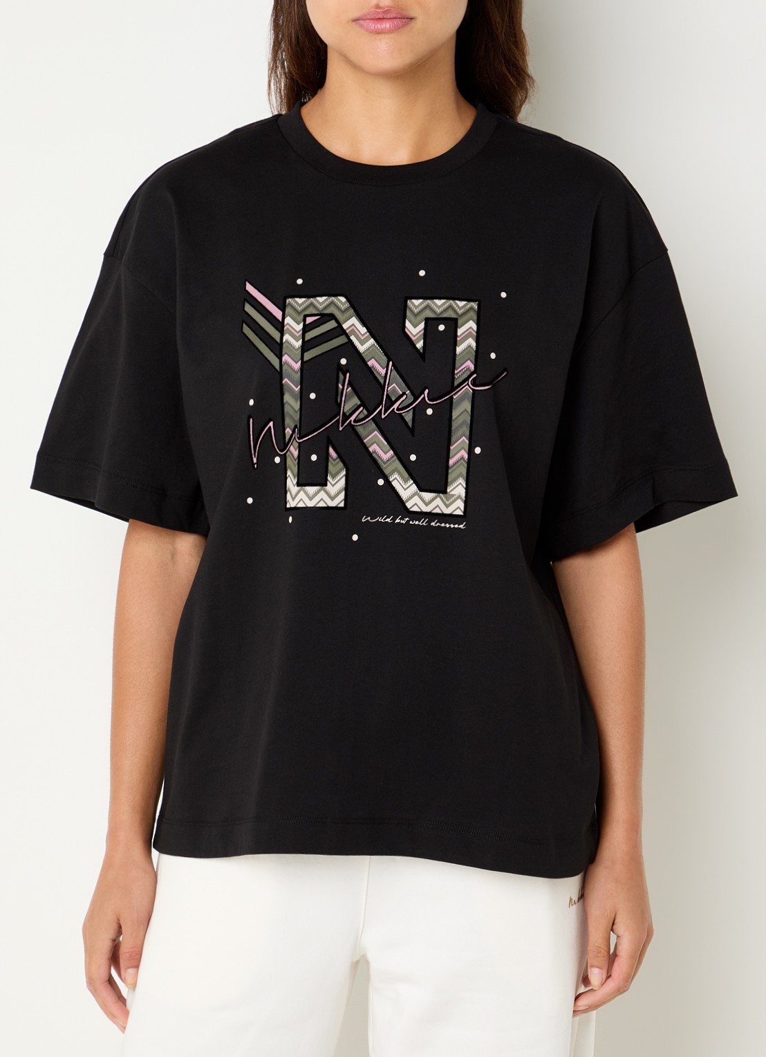 NIKKIE T-shirt met logoprint - detail 2 zwart