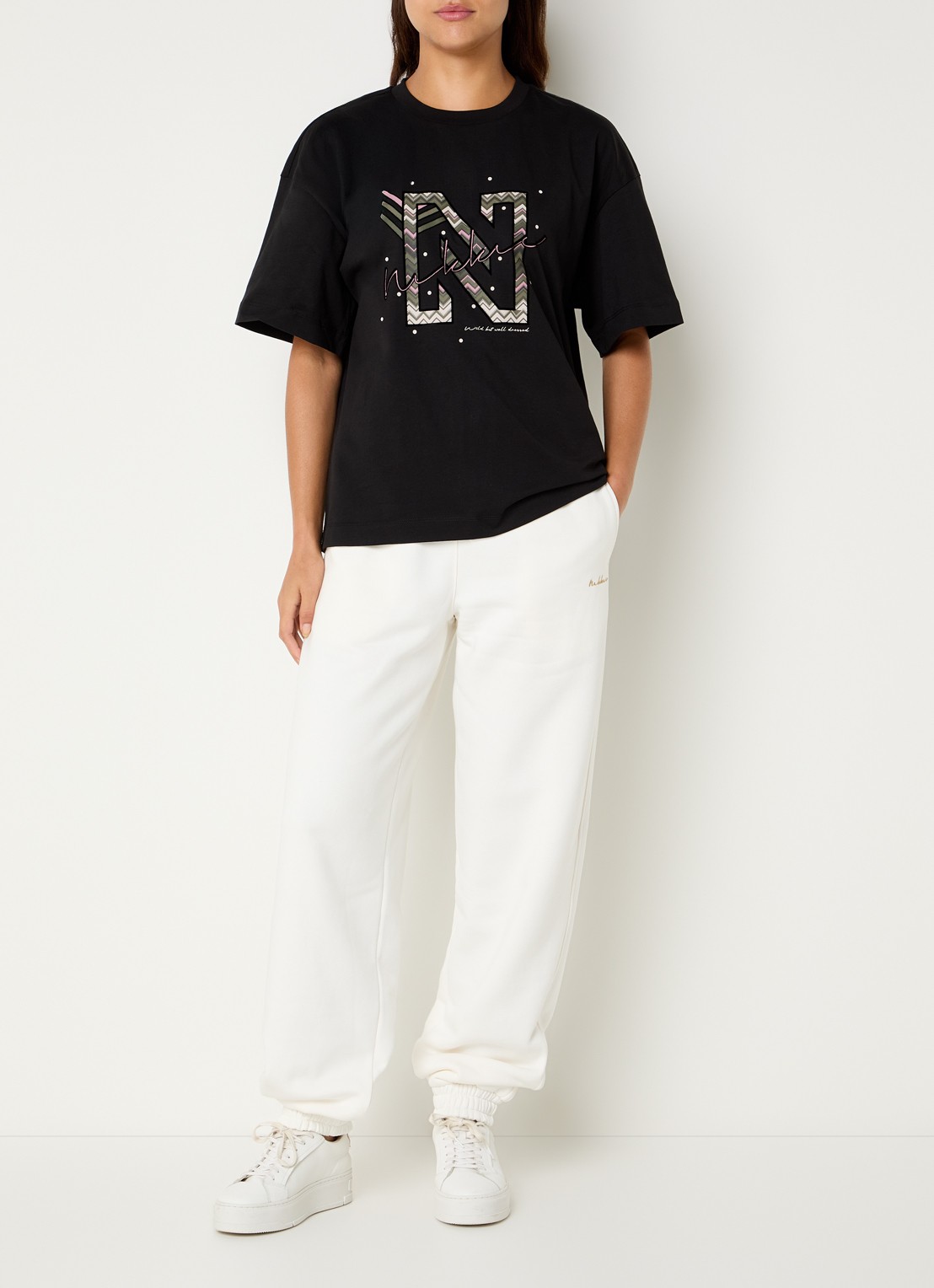 NIKKIE T-shirt met logoprint - voorkant 4 zwart