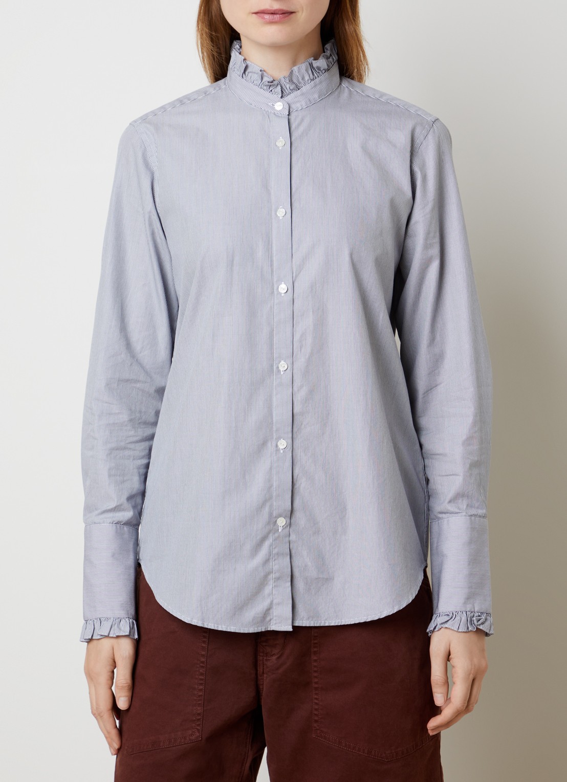 Nili Lotan Elio blouse met opstaande kraag en ruches - detail 3 lichtblauw