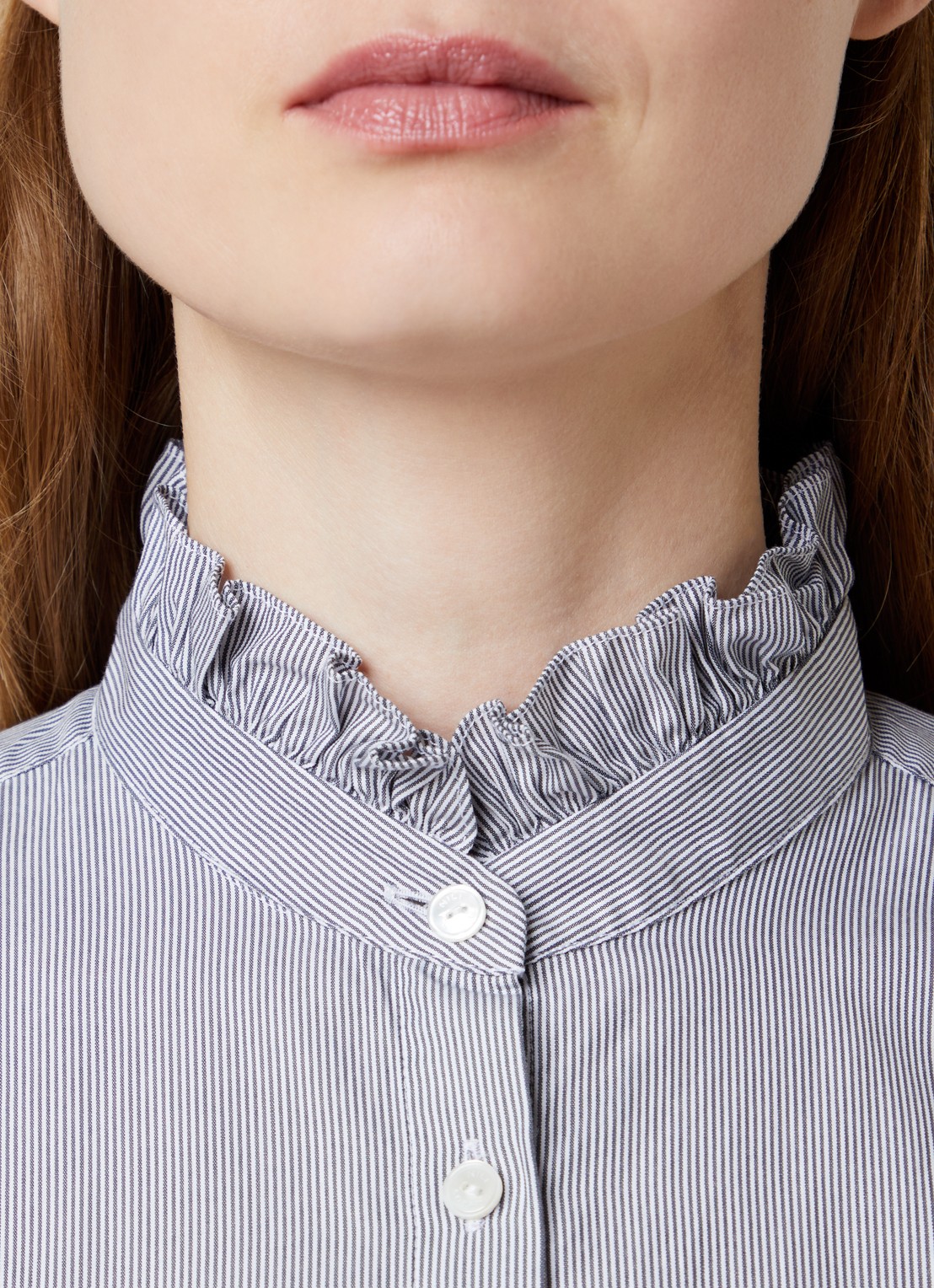 Nili Lotan Elio blouse met opstaande kraag en ruches - detail 4 lichtblauw